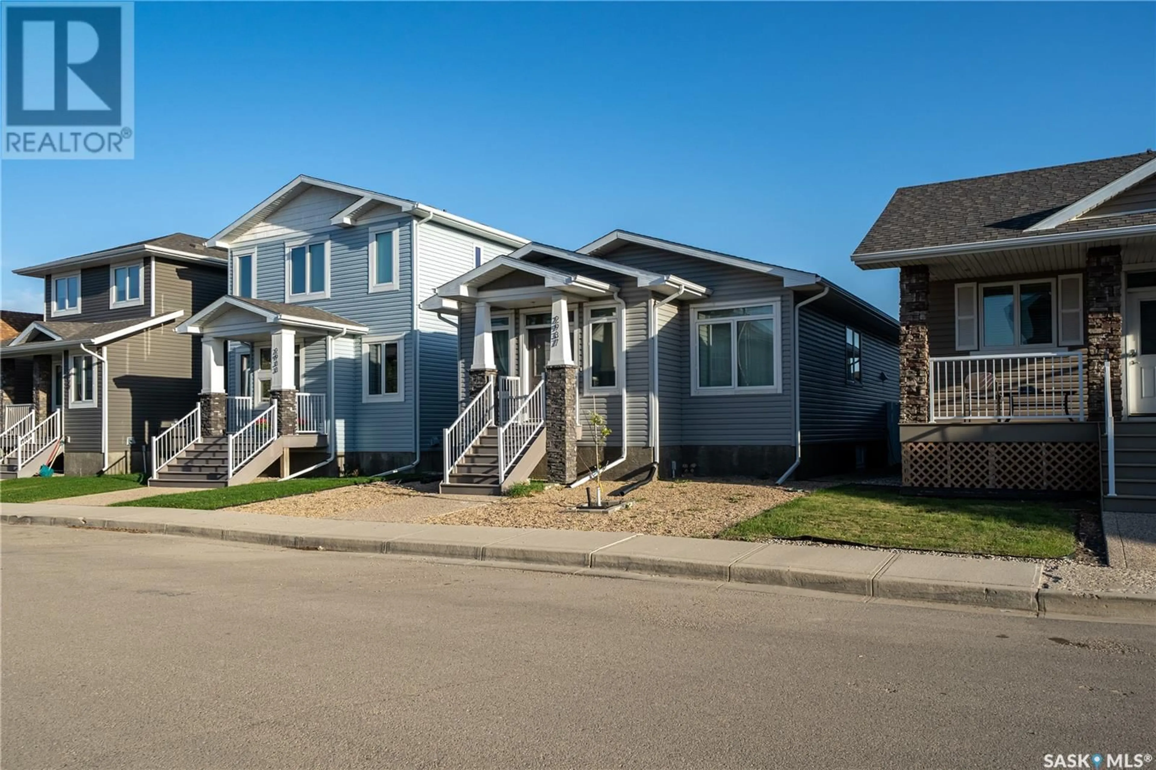 Home with vinyl exterior material, street for 2937 RIDGWAY AVENUE, Regina Saskatchewan S4X0M9