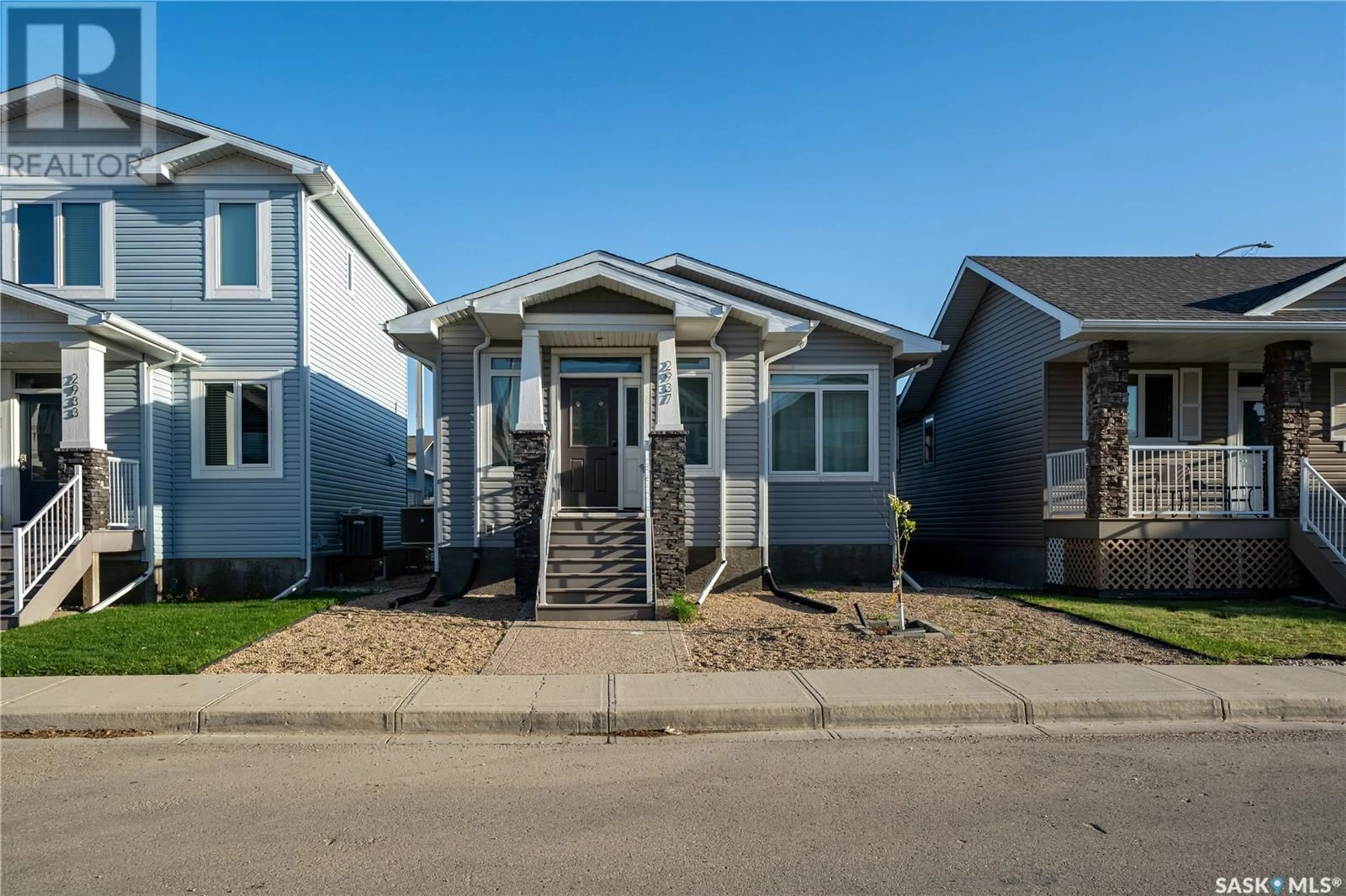 Home with vinyl exterior material, street for 2937 RIDGWAY AVENUE, Regina Saskatchewan S4X0M9
