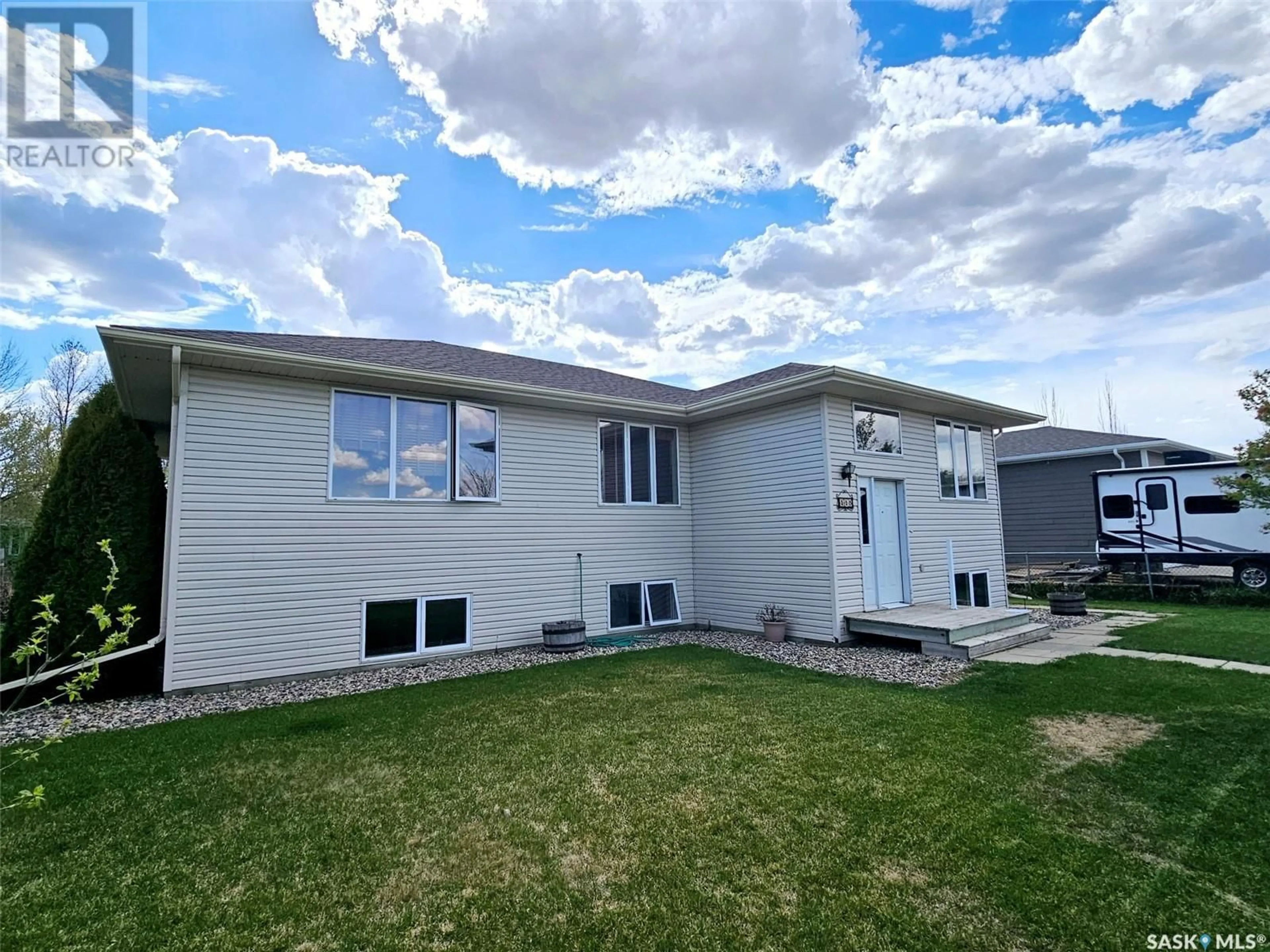 Home with vinyl exterior material, unknown for 115 CARSON BAY, Lampman Saskatchewan S0C1N0
