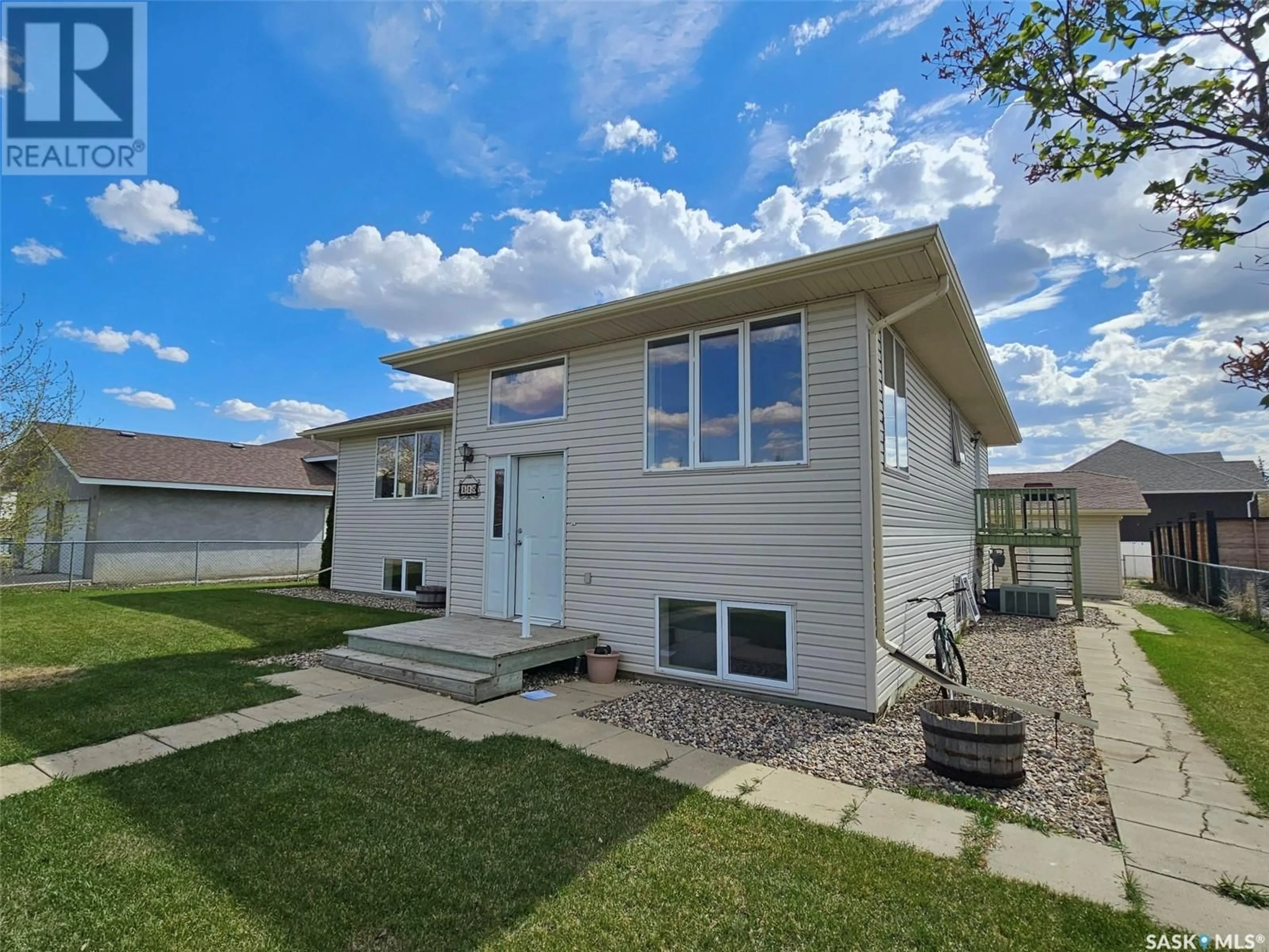 Home with vinyl exterior material, street for 115 CARSON BAY, Lampman Saskatchewan S0C1N0