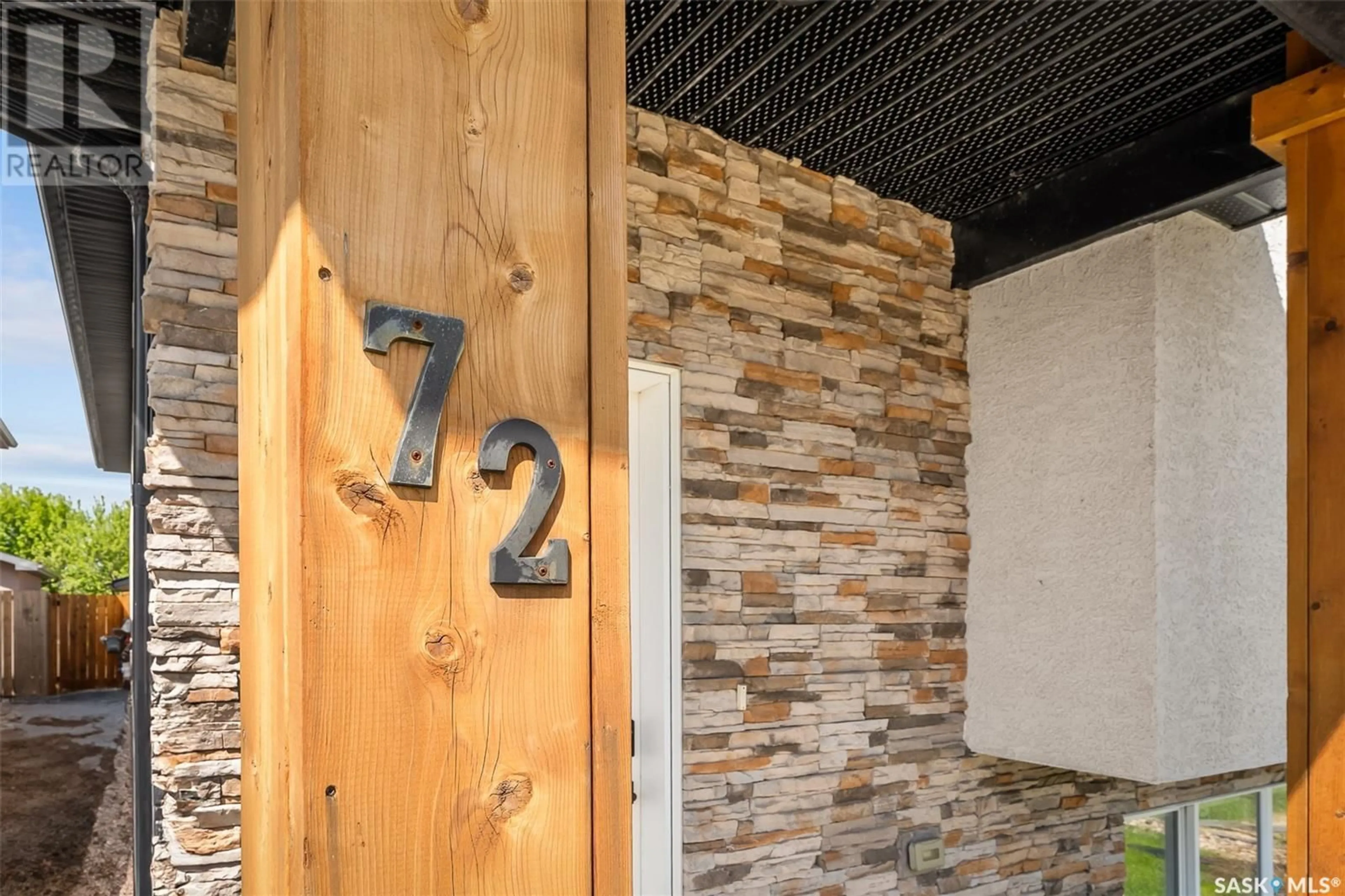 Indoor foyer for 72 BRIGHAM ROAD, Moose Jaw Saskatchewan S6K0A7