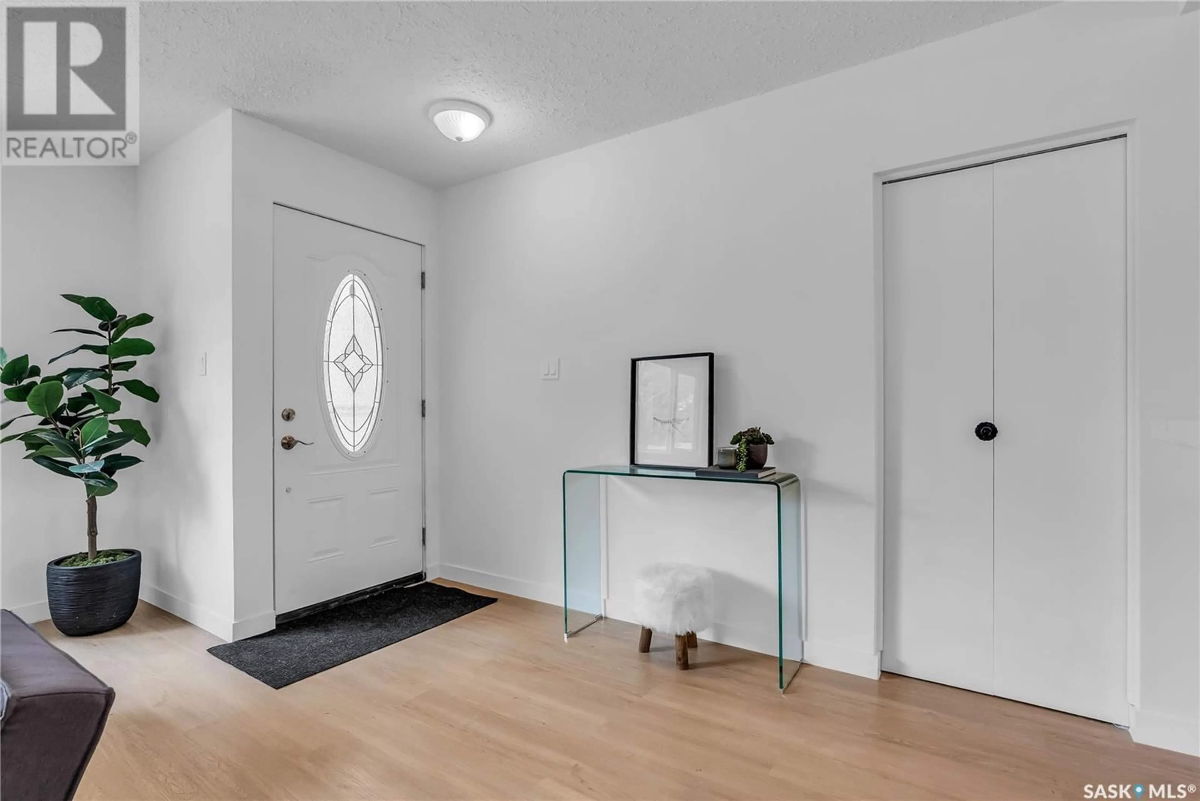 Indoor entryway for 329 Y AVENUE, Saskatoon Saskatchewan S7L3K8