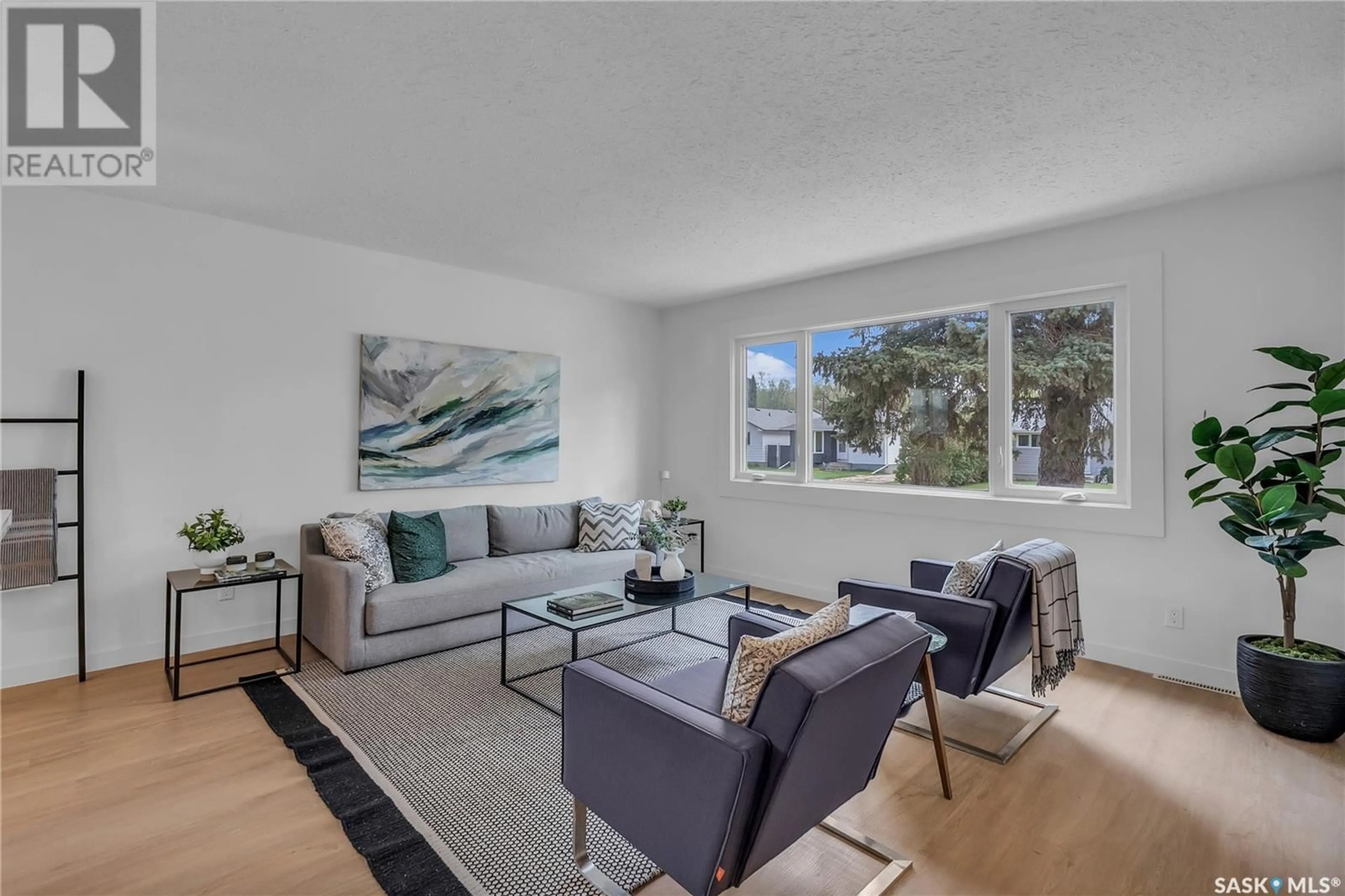Living room with furniture, unknown for 329 Y AVENUE, Saskatoon Saskatchewan S7L3K8