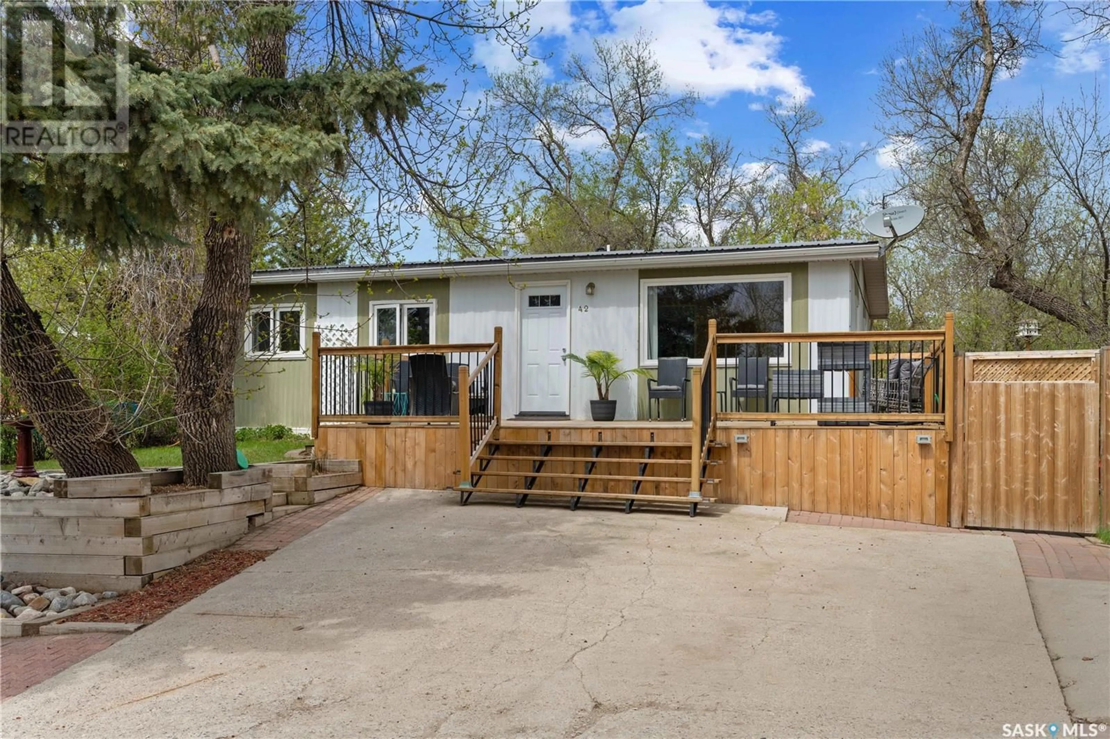 Patio, street for 42 REGINA AVENUE, Katepwa Beach Saskatchewan S0G2Y0