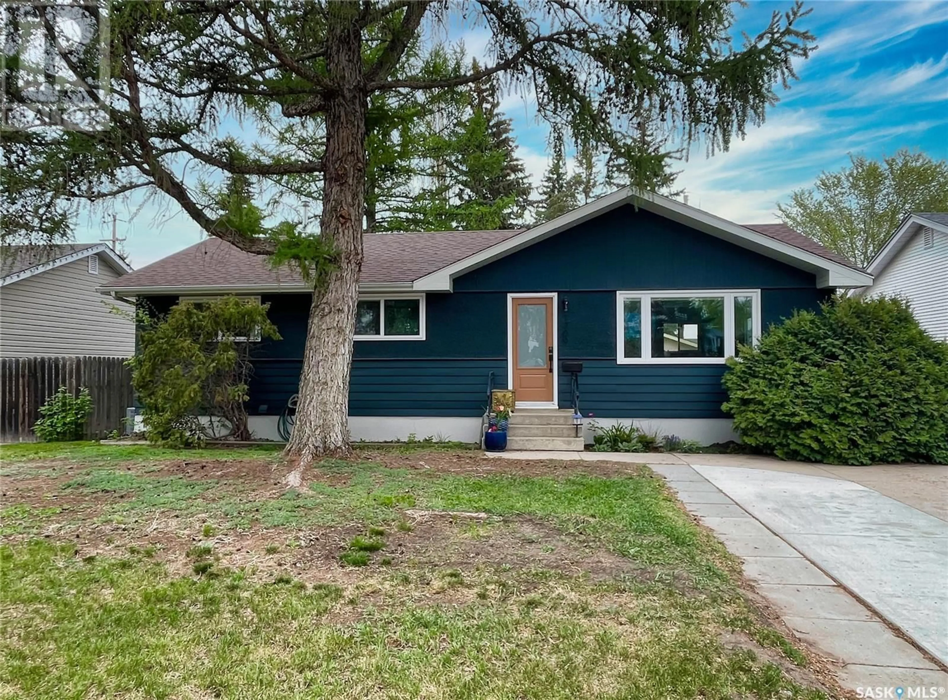 Home with vinyl exterior material, street for 1709 WILSON CRESCENT, Saskatoon Saskatchewan S7J2N6