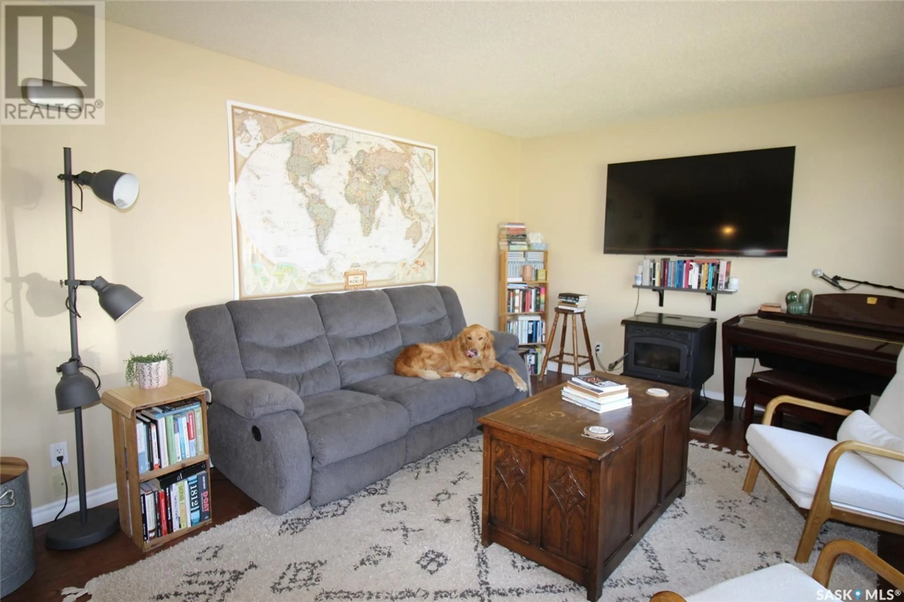 Living room with furniture, unknown for 502 6TH AVENUE, Shaunavon Saskatchewan S0N2M0