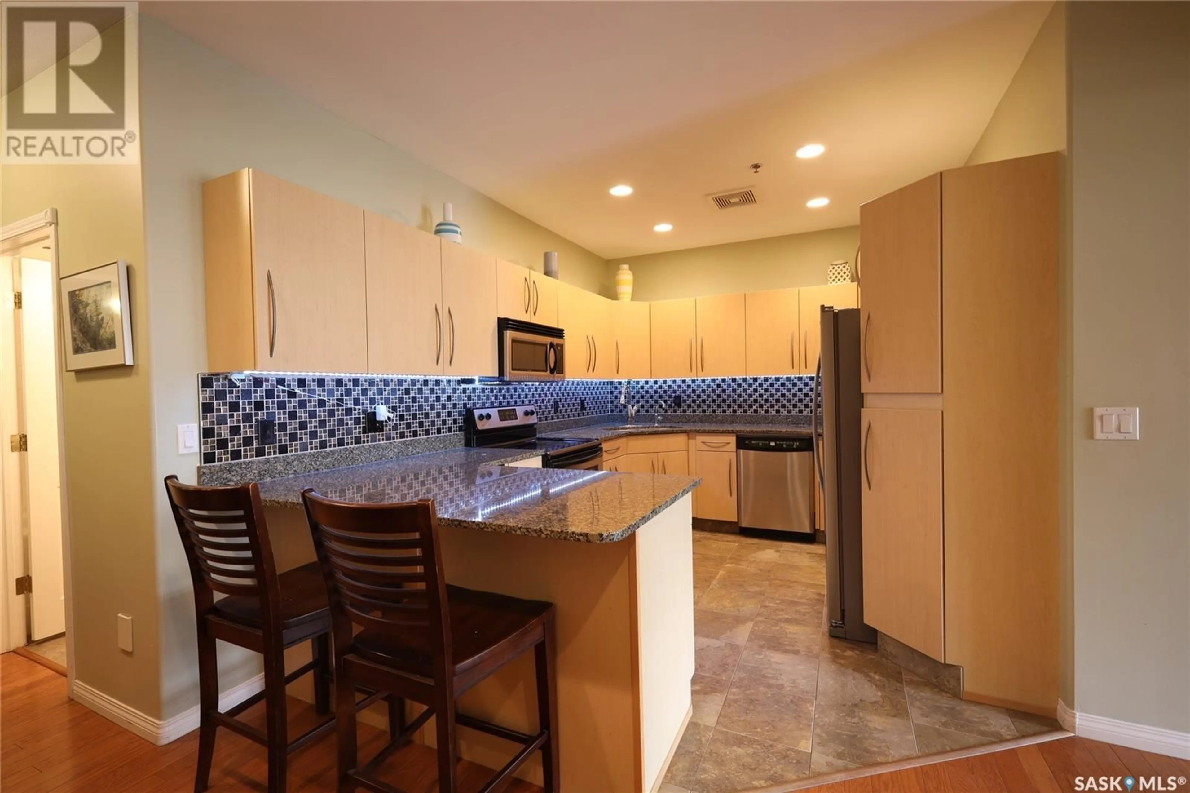 Standard kitchen, ceramic/tile floor for 1901 - 1207 VICTORIA AVENUE, Regina Saskatchewan S4P3R4