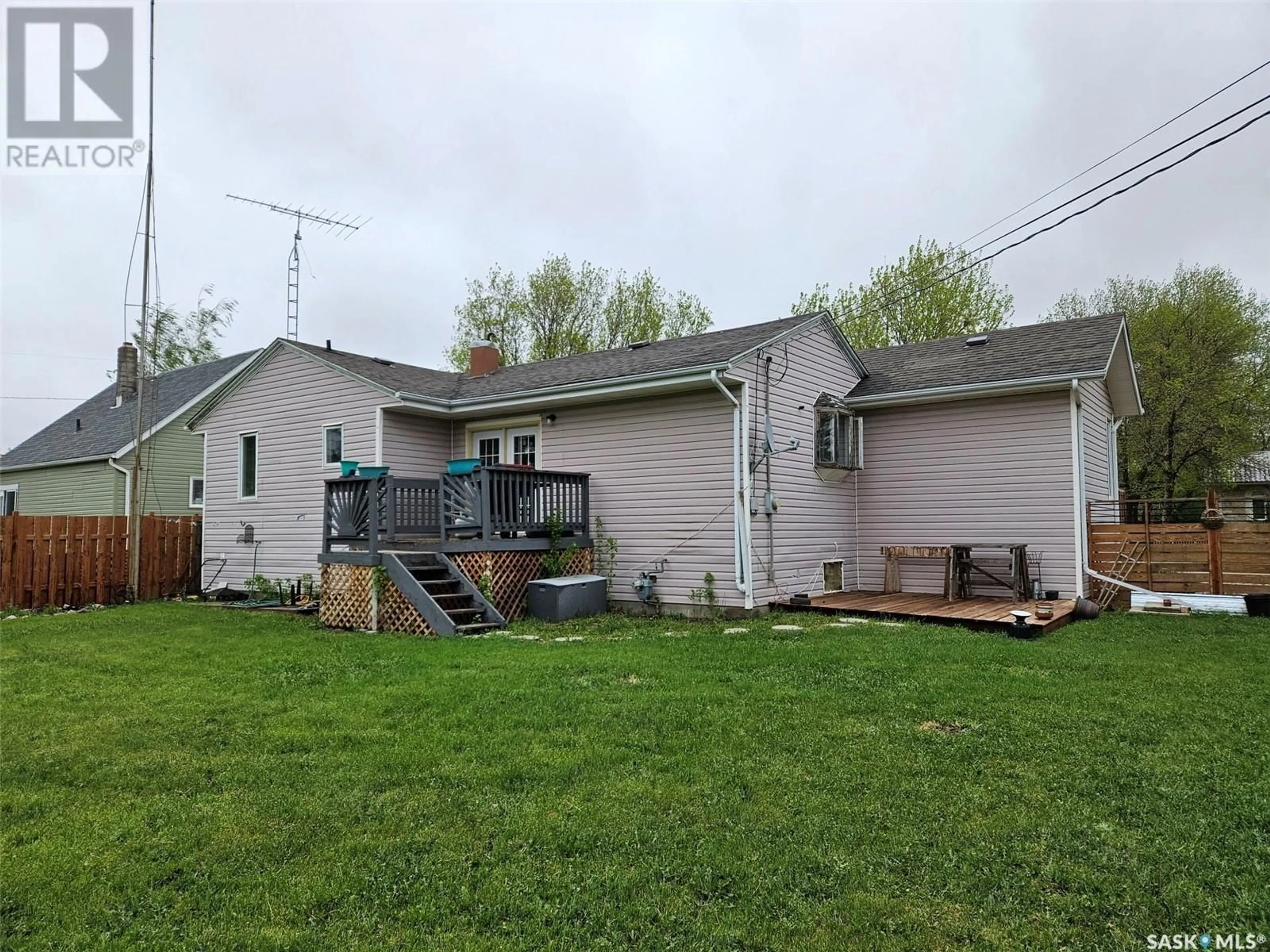 A pic from outside/outdoor area/front of a property/back of a property/a pic from drone, unknown for 306 WEST 1ST STREET, Alida Saskatchewan S0C0B0