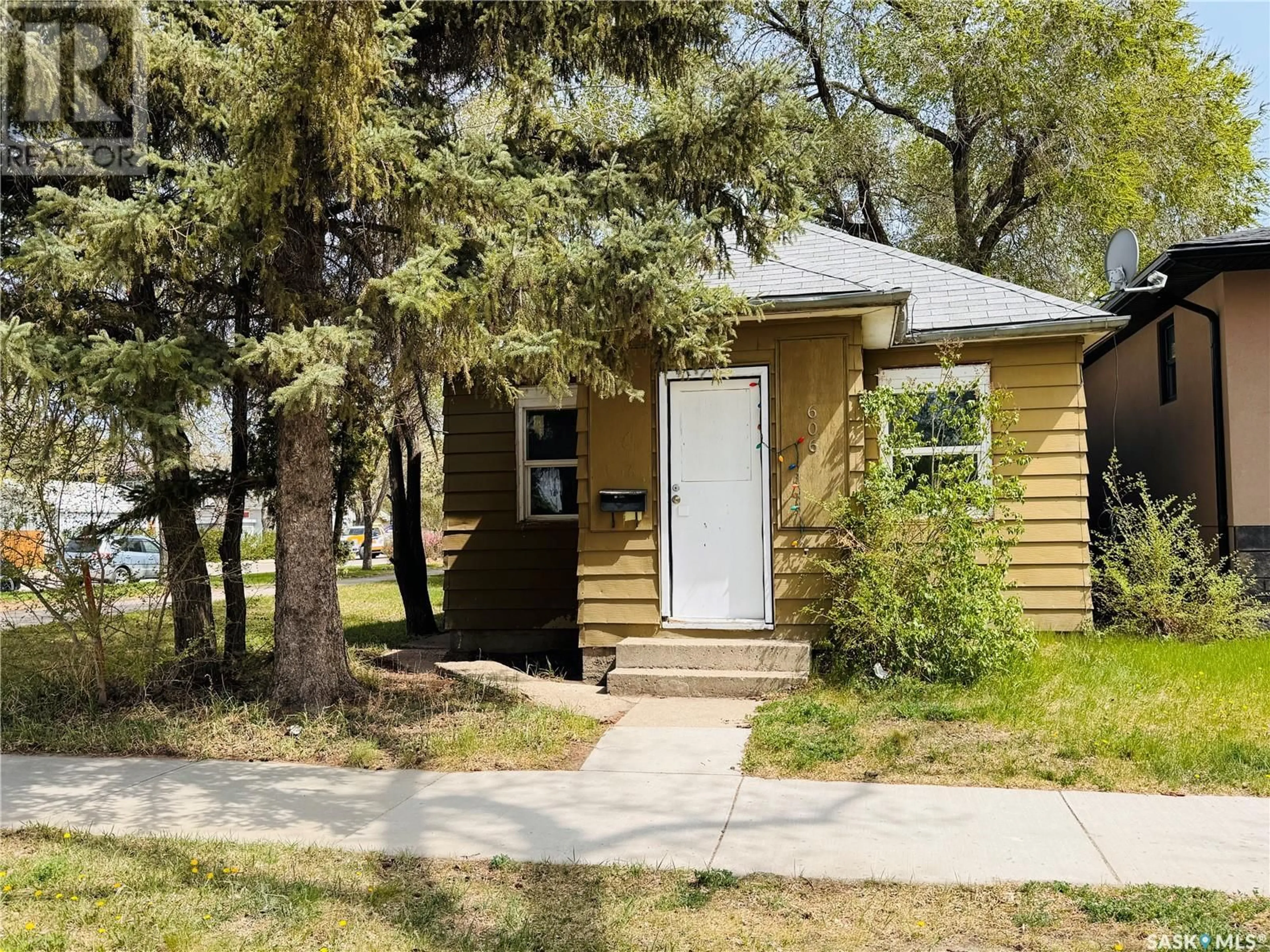 Home with vinyl exterior material, street for 606 H AVENUE, Saskatoon Saskatchewan S7M1X1