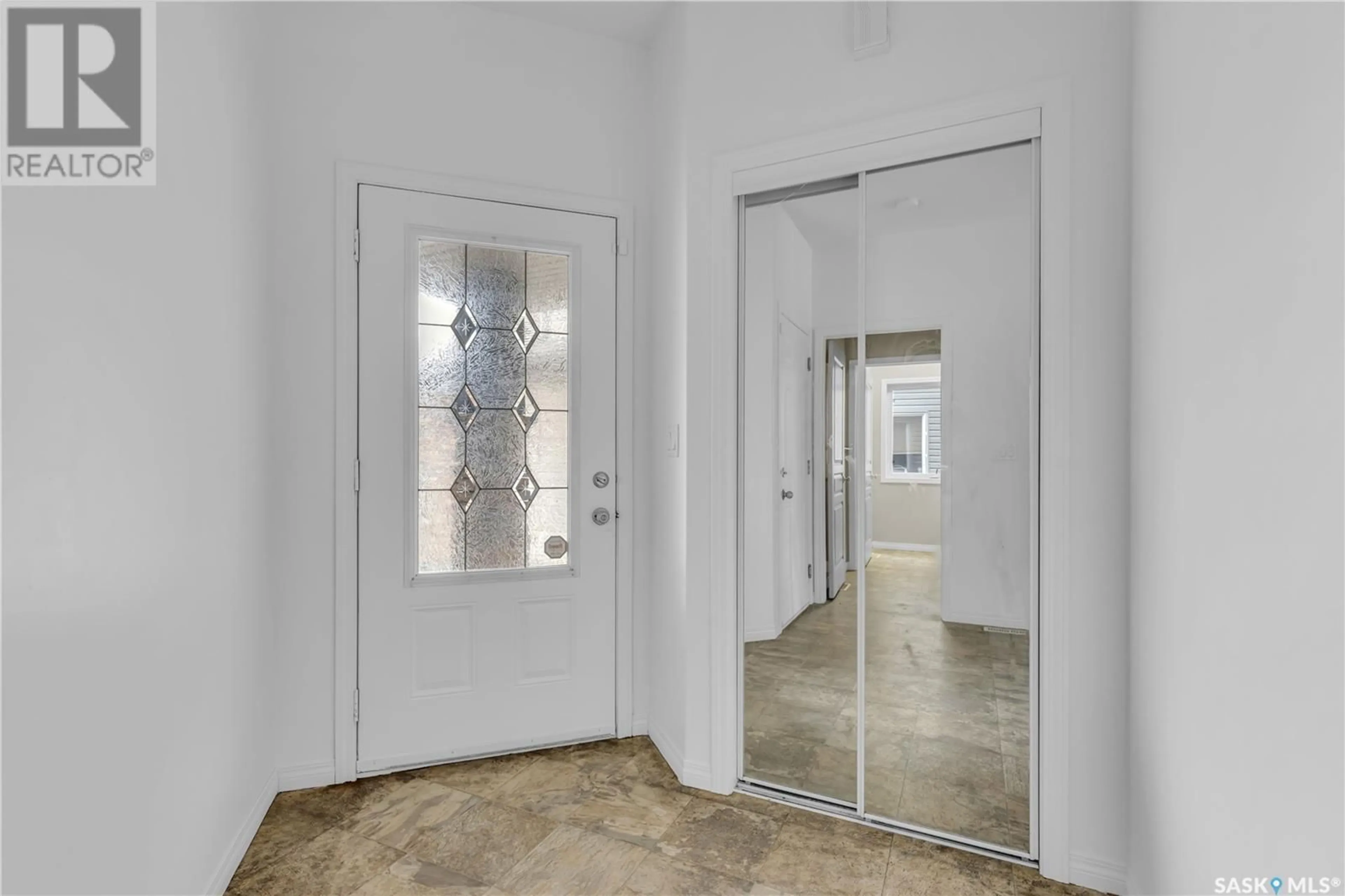 Indoor foyer for 222 ASHWORTH CRESCENT, Saskatoon Saskatchewan S7T0E6