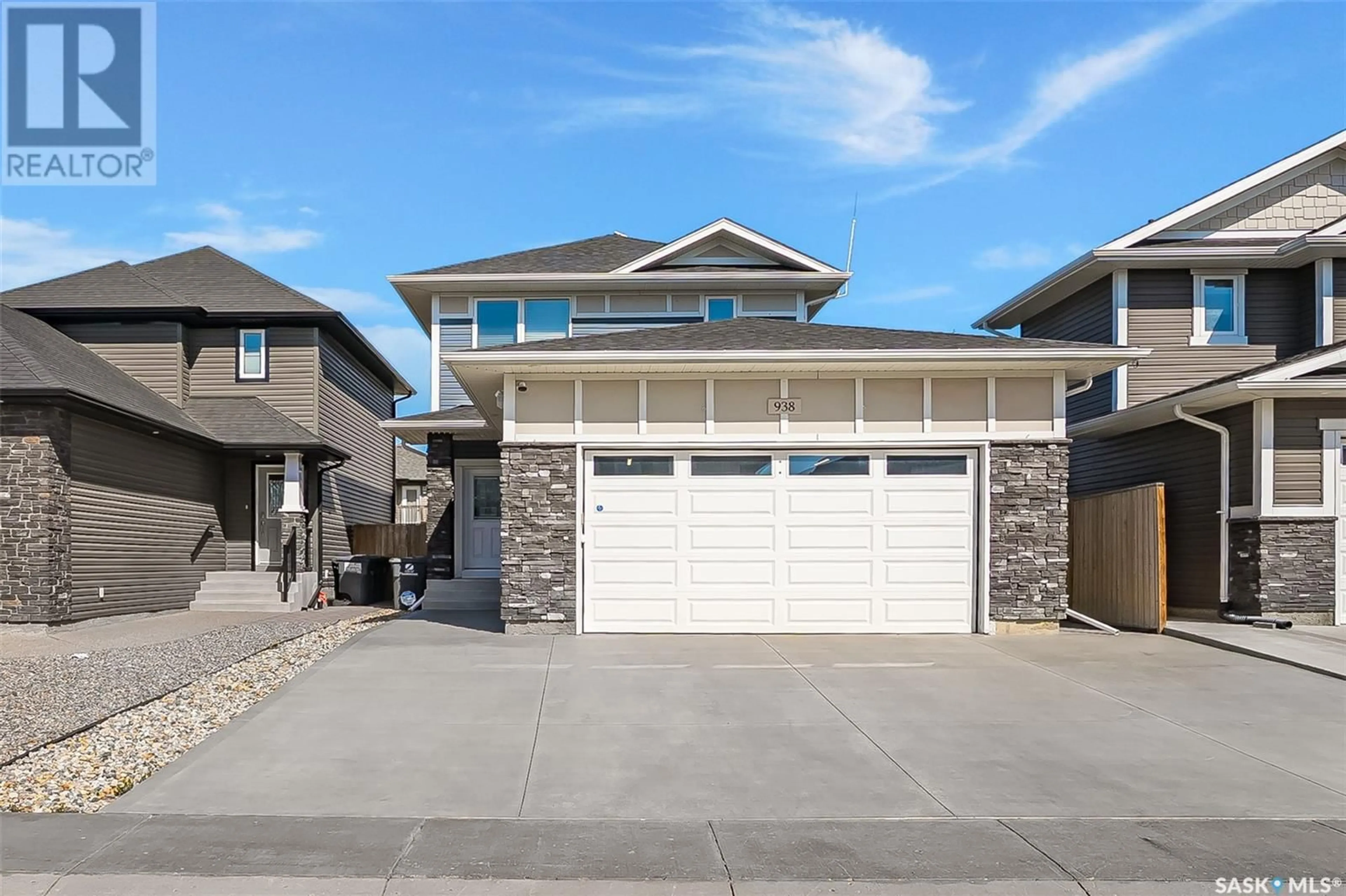 Home with vinyl exterior material, street for 938 KOLYNCHUK BEND, Saskatoon Saskatchewan S7T0V8