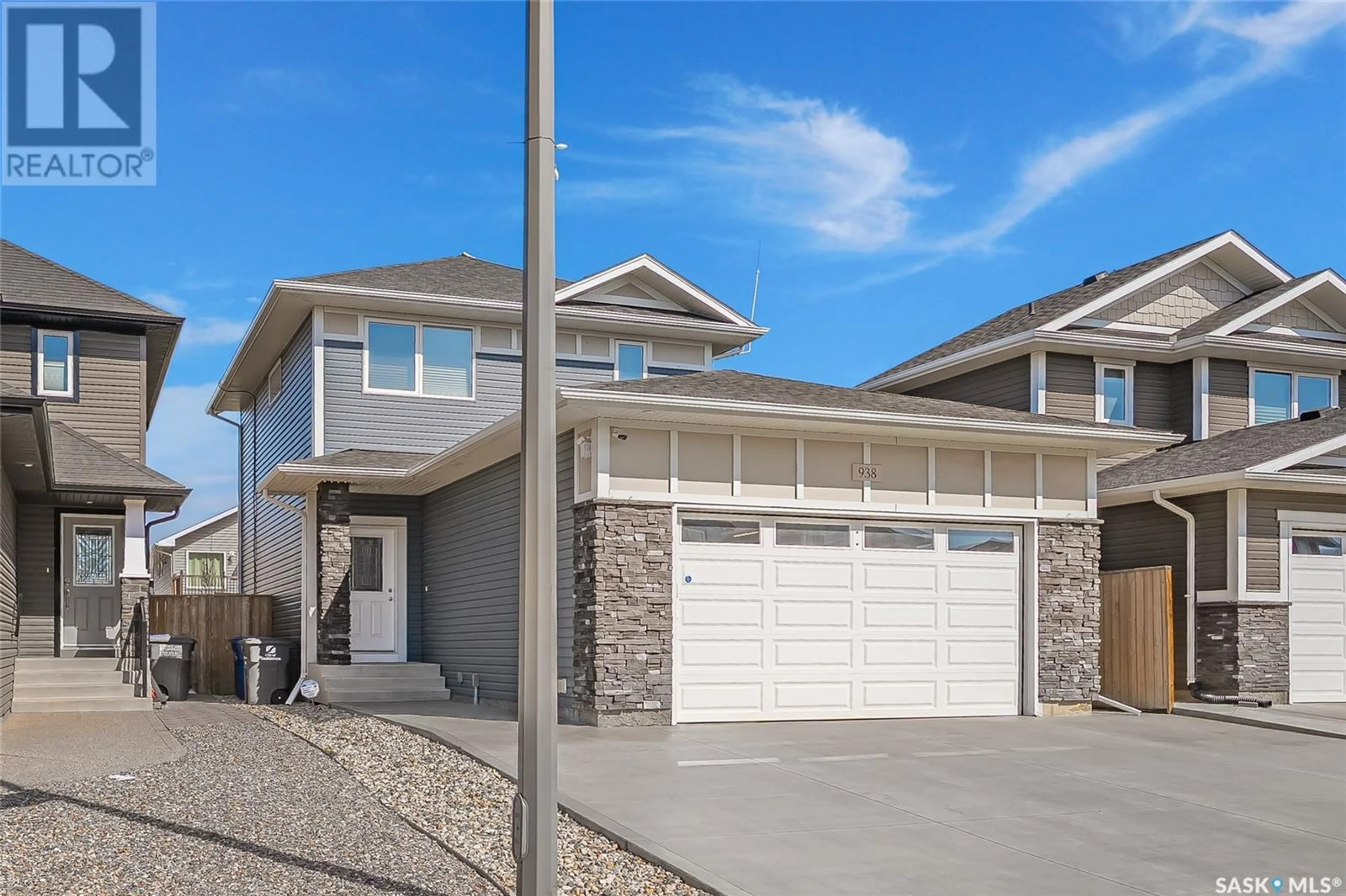 Home with vinyl exterior material, street for 938 KOLYNCHUK BEND, Saskatoon Saskatchewan S7T0V8