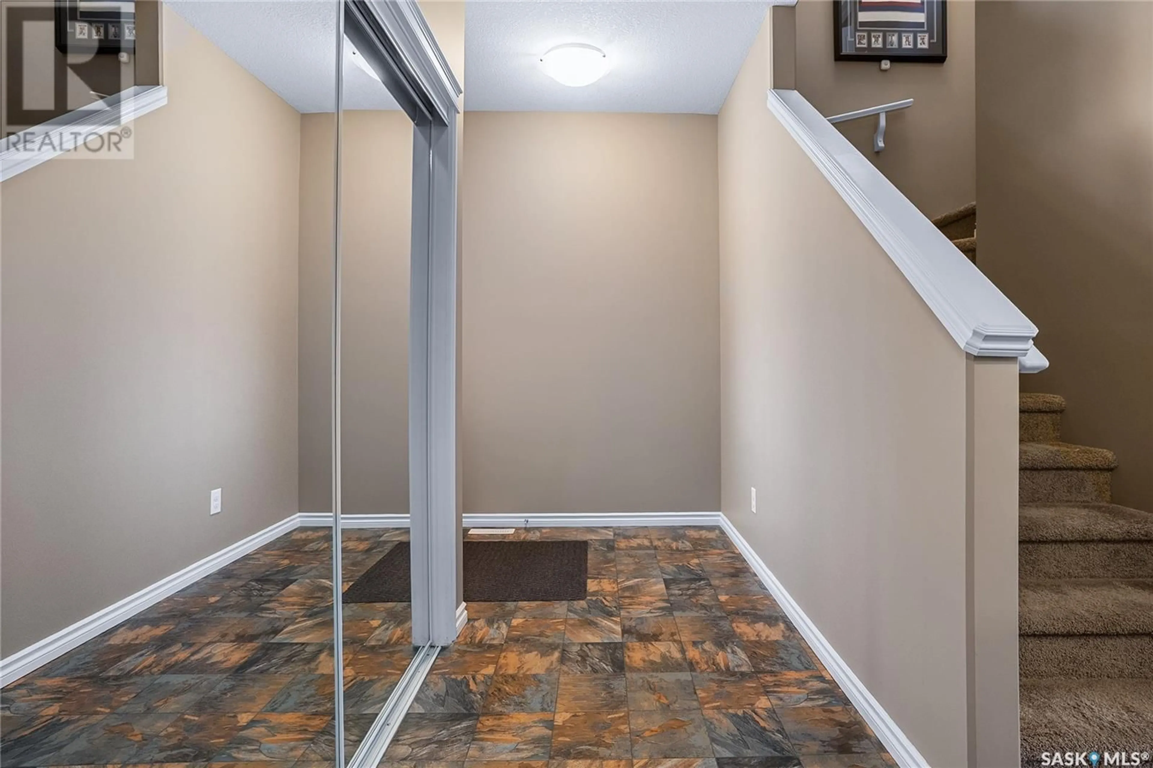 Indoor entryway for 938 KOLYNCHUK BEND, Saskatoon Saskatchewan S7T0V8