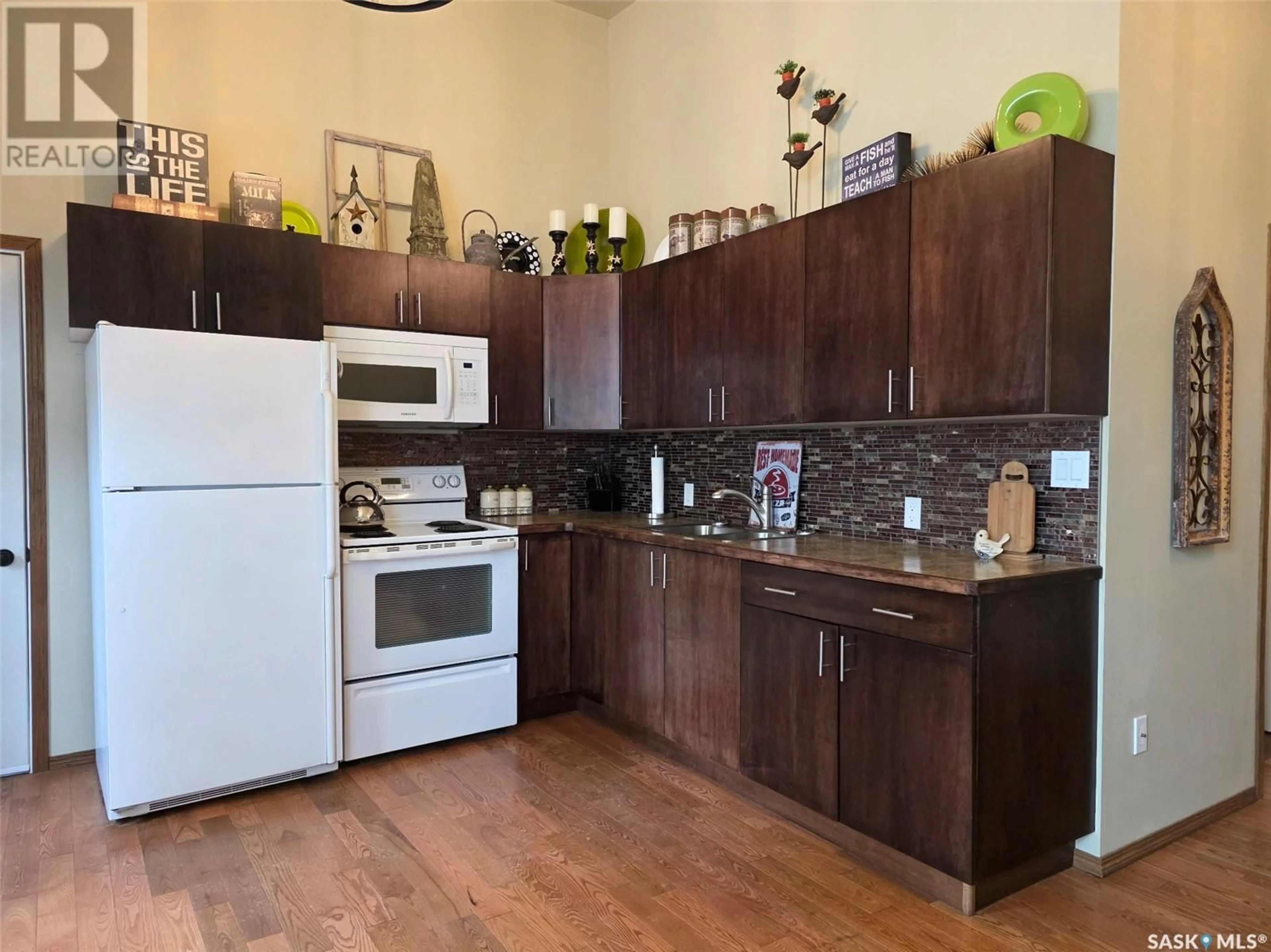 Standard kitchen, wood/laminate floor for DUNCAIRN DR, Ferguson Bay Saskatchewan S0N2N0