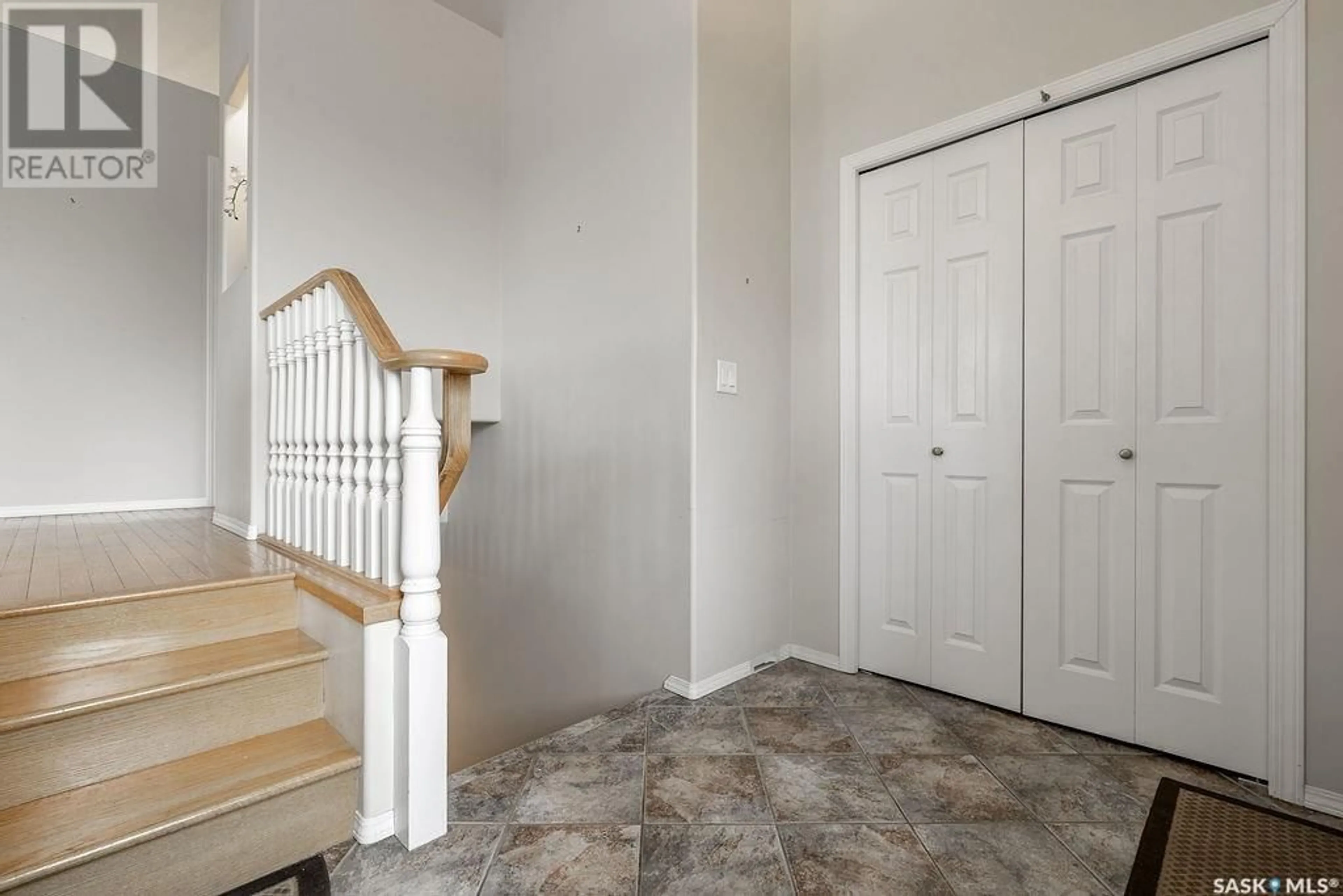 Indoor entryway for 803 CARR TERRACE, Saskatoon Saskatchewan S7S1L9