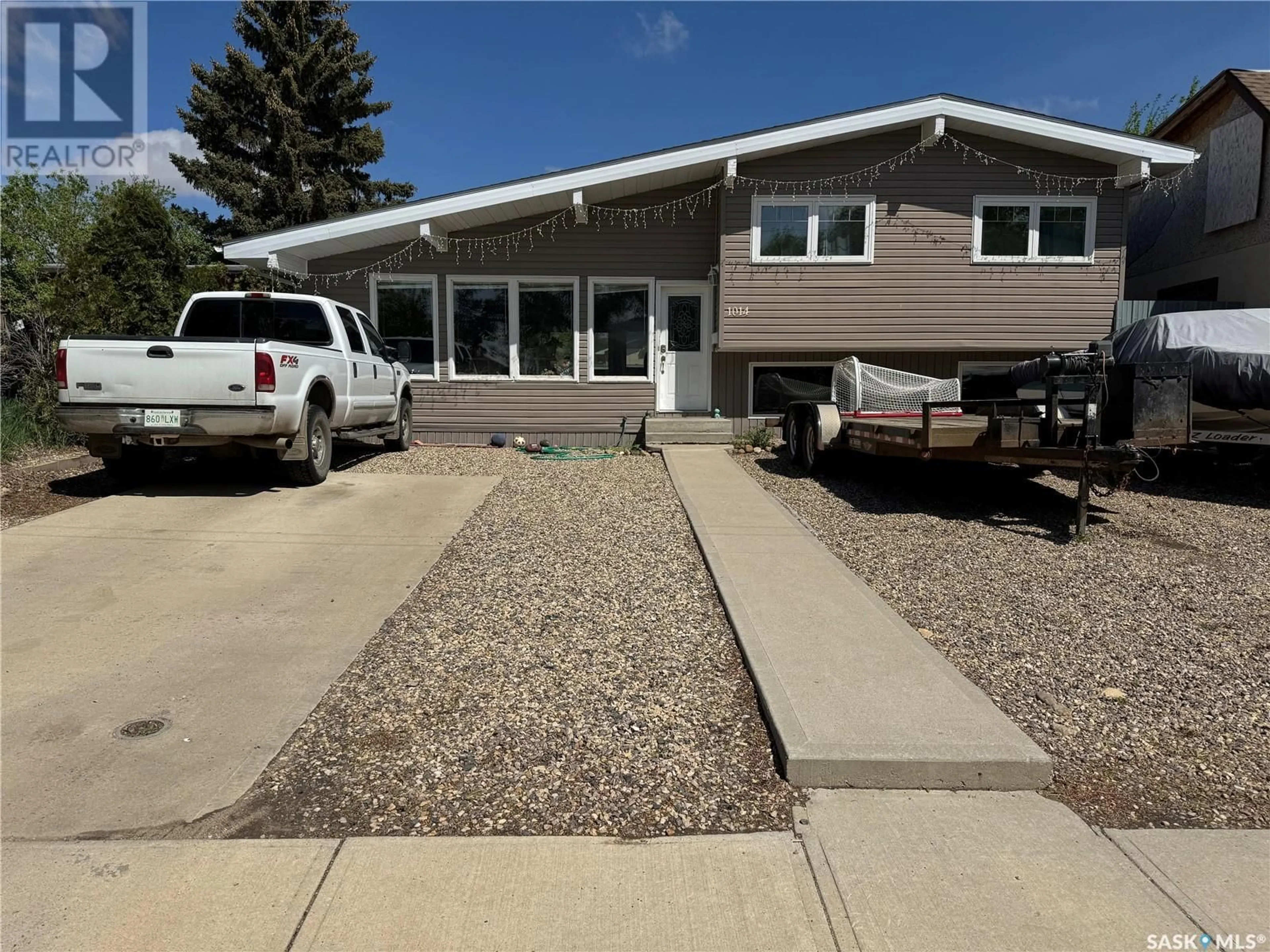 Home with vinyl exterior material, unknown for 1014 OMINICA STREET, Moose Jaw Saskatchewan S6H0J3