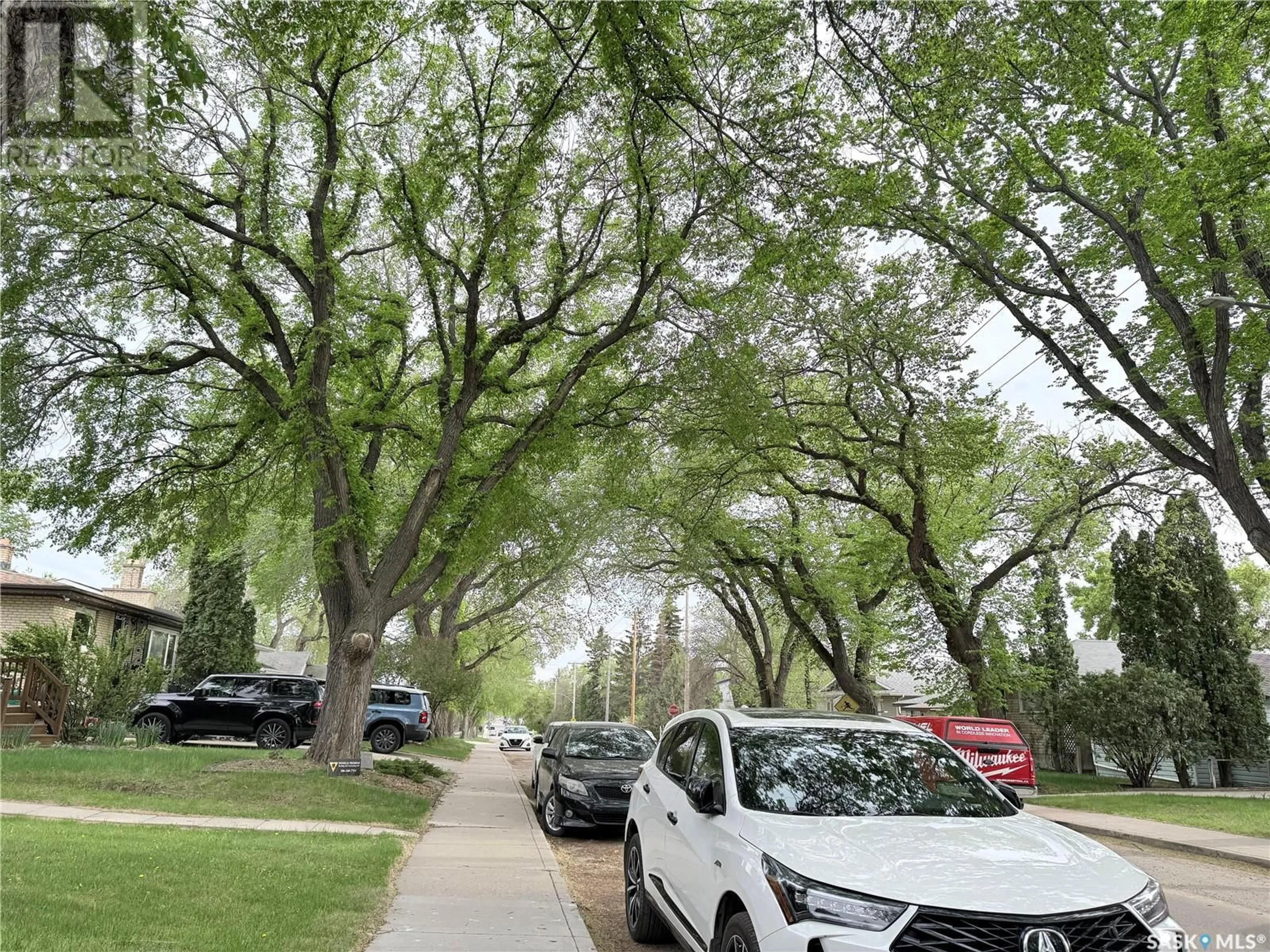 Parking for 418 L AVENUE, Saskatoon Saskatchewan S7L2P7