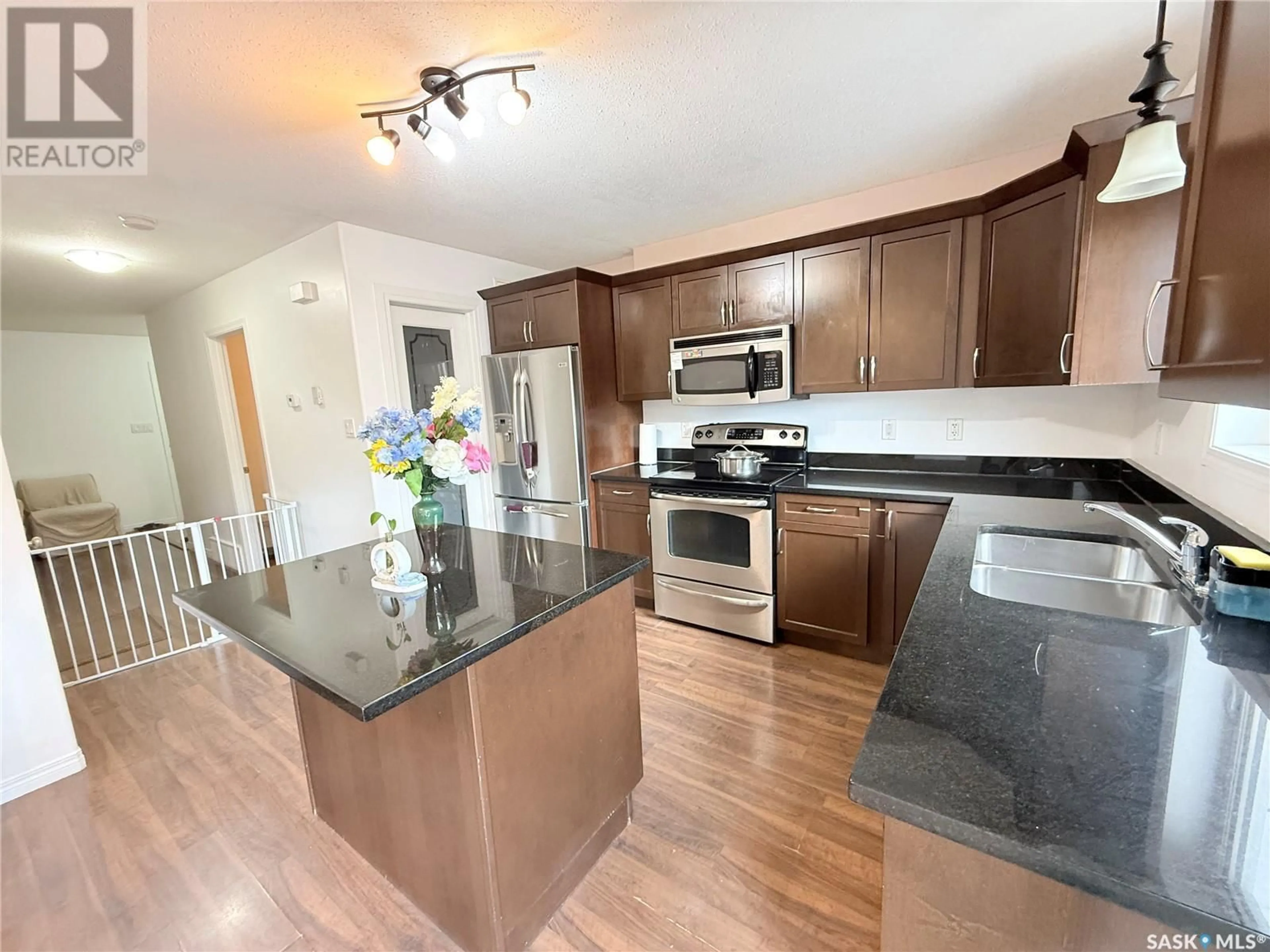 Open concept kitchen, unknown for 418 L AVENUE, Saskatoon Saskatchewan S7L2P7