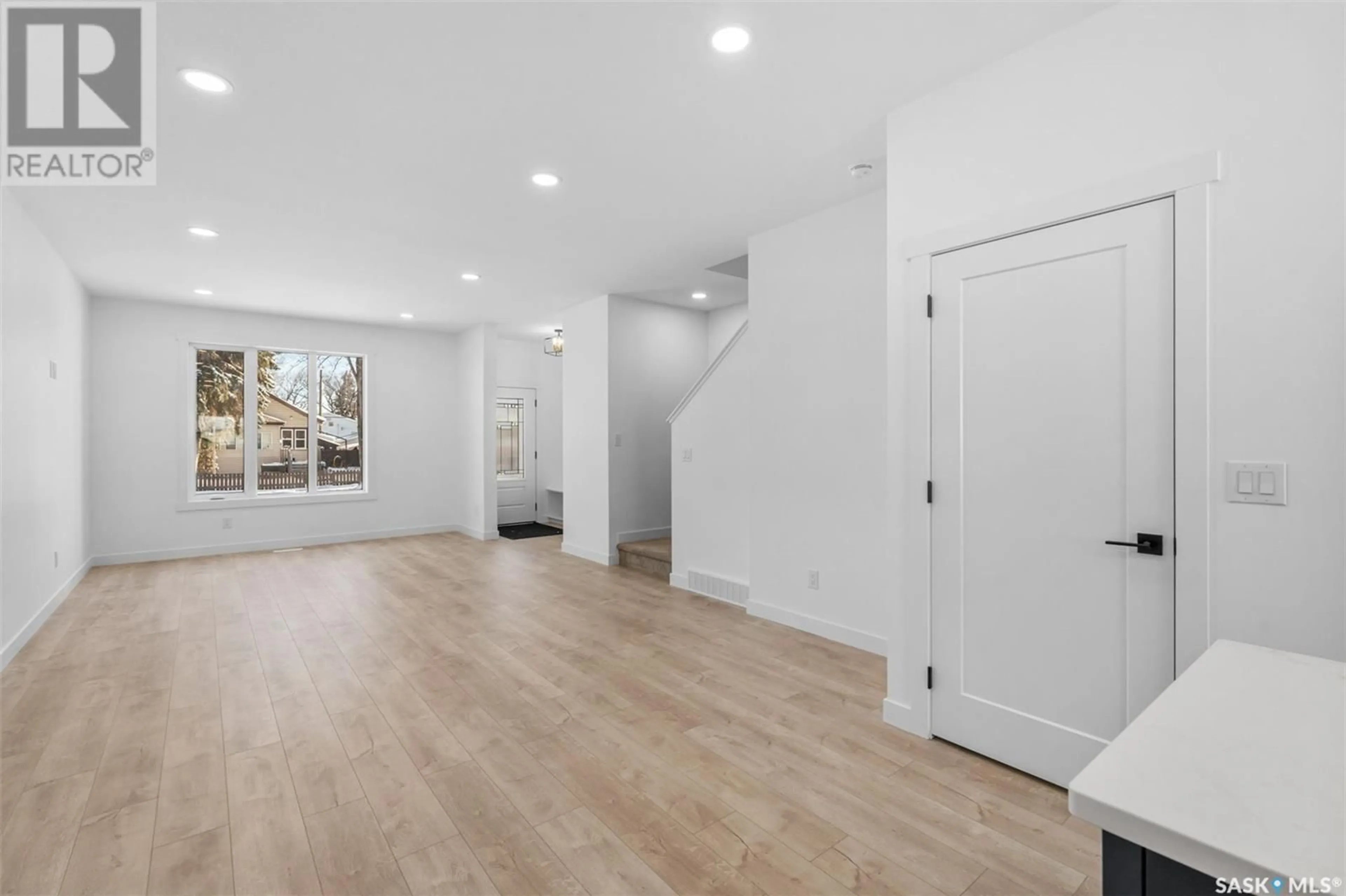 Indoor entryway for 1914 HERMAN AVENUE, Saskatoon Saskatchewan S7M0M8