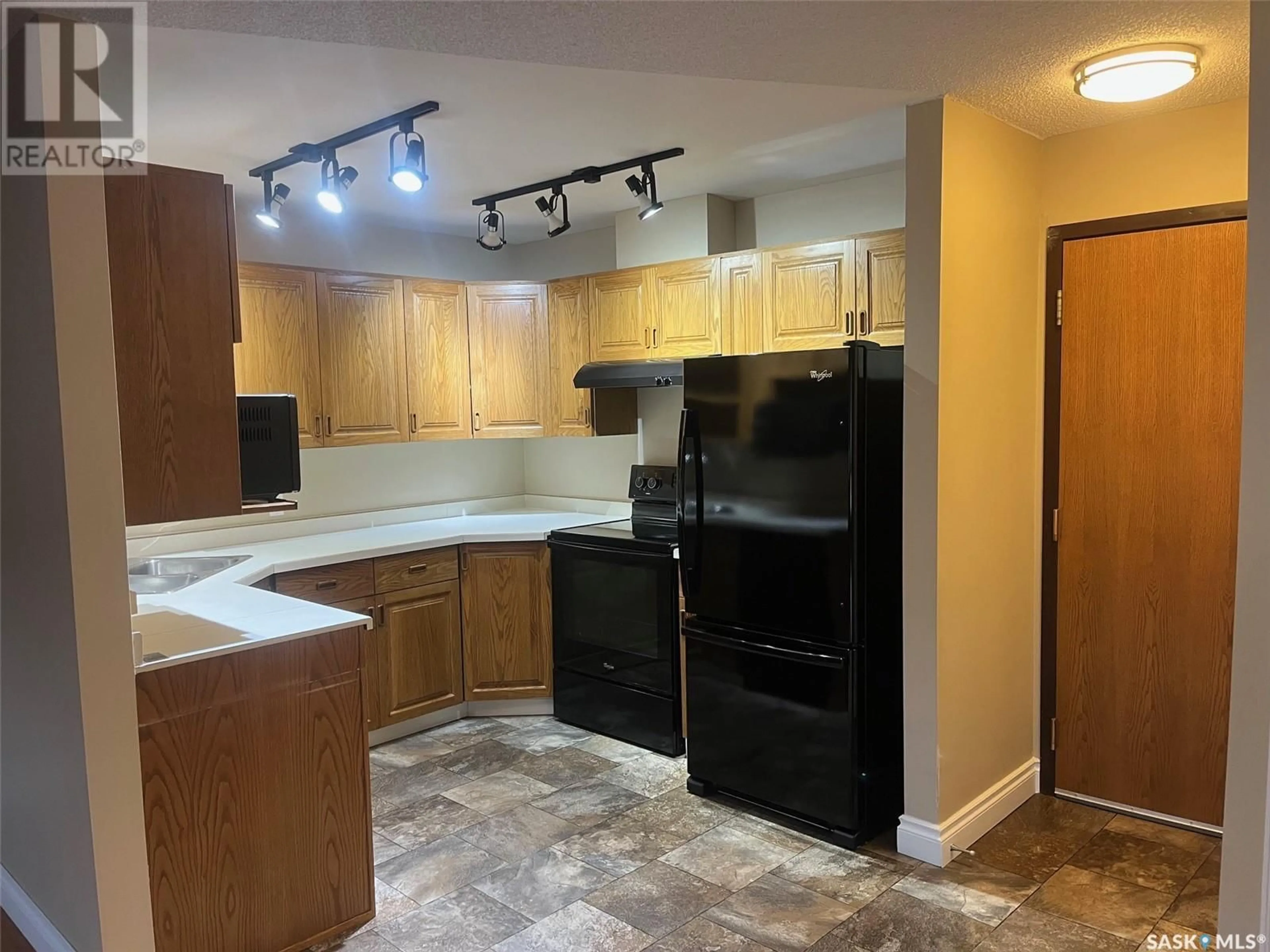 Standard kitchen, unknown for 408 - 304 HERITAGE DRIVE, Estevan Saskatchewan S4A2P7