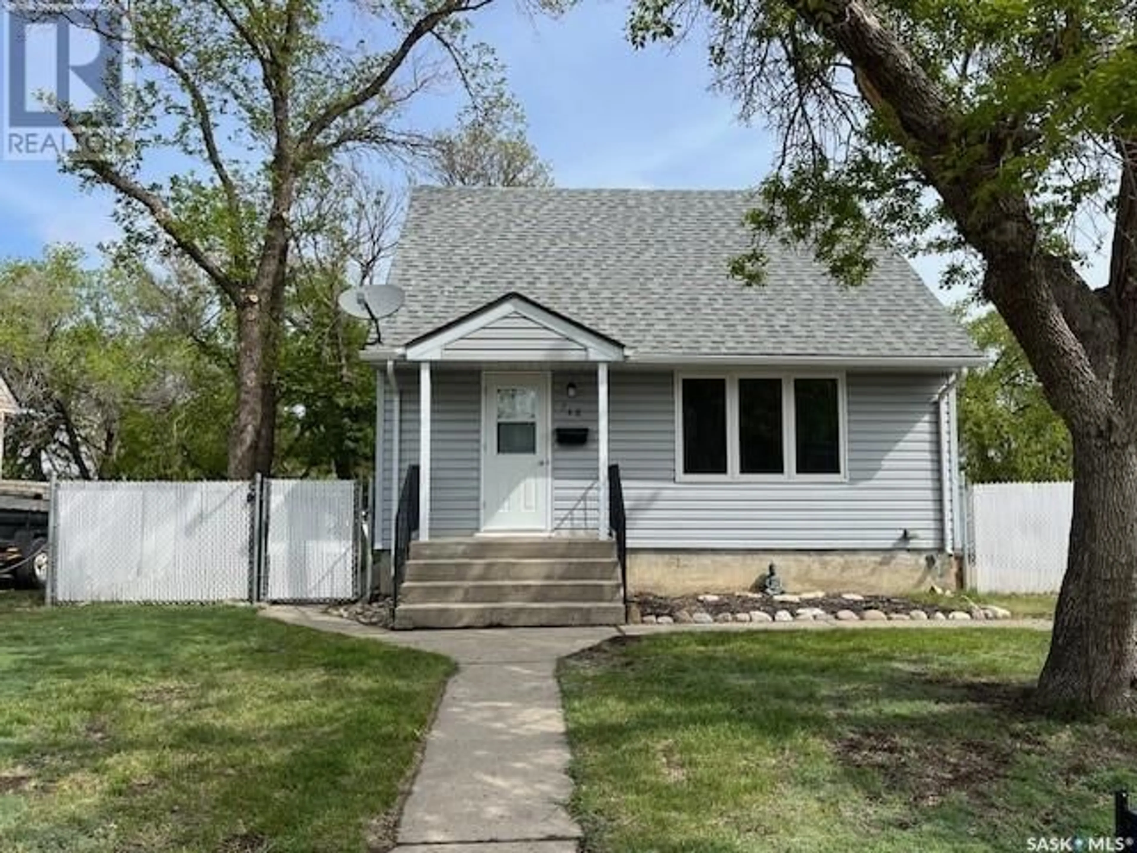 Home with vinyl exterior material, street for 760 COTEAU STREET, Moose Jaw Saskatchewan S6H5E8
