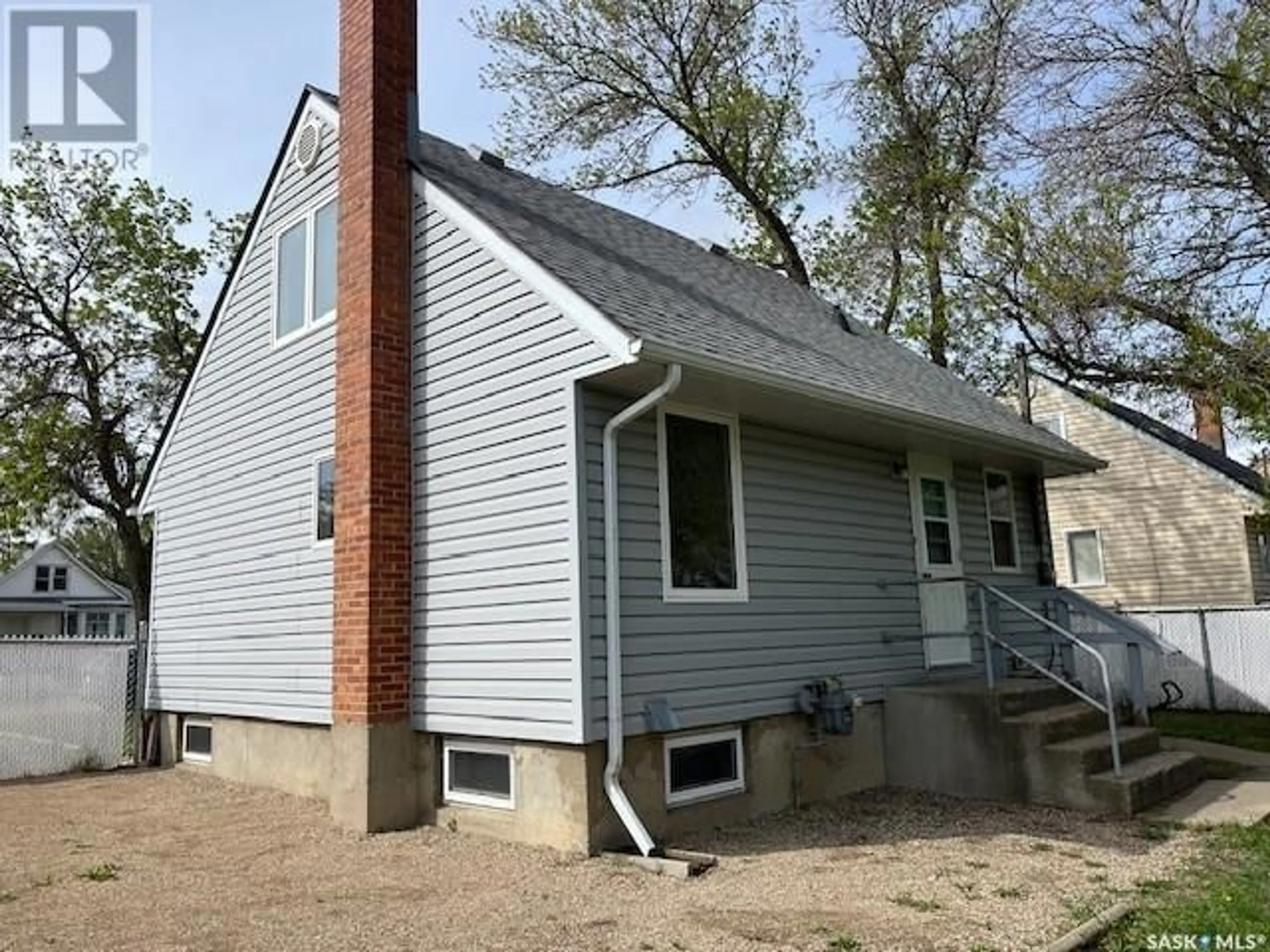 Home with vinyl exterior material, street for 760 COTEAU STREET, Moose Jaw Saskatchewan S6H5E8