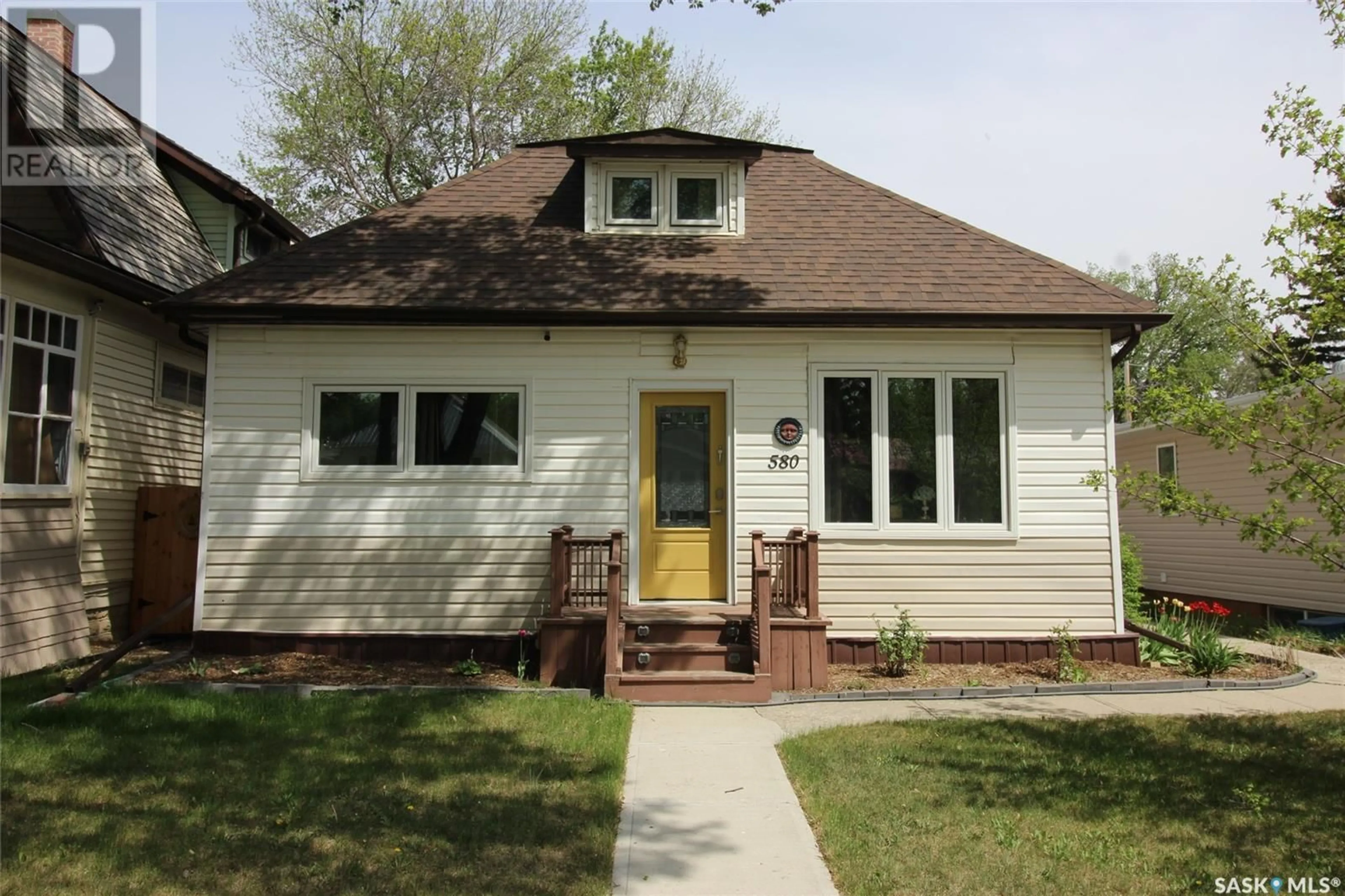 Home with vinyl exterior material, street for 580 1ST STREET, Shaunavon Saskatchewan S0N2M0
