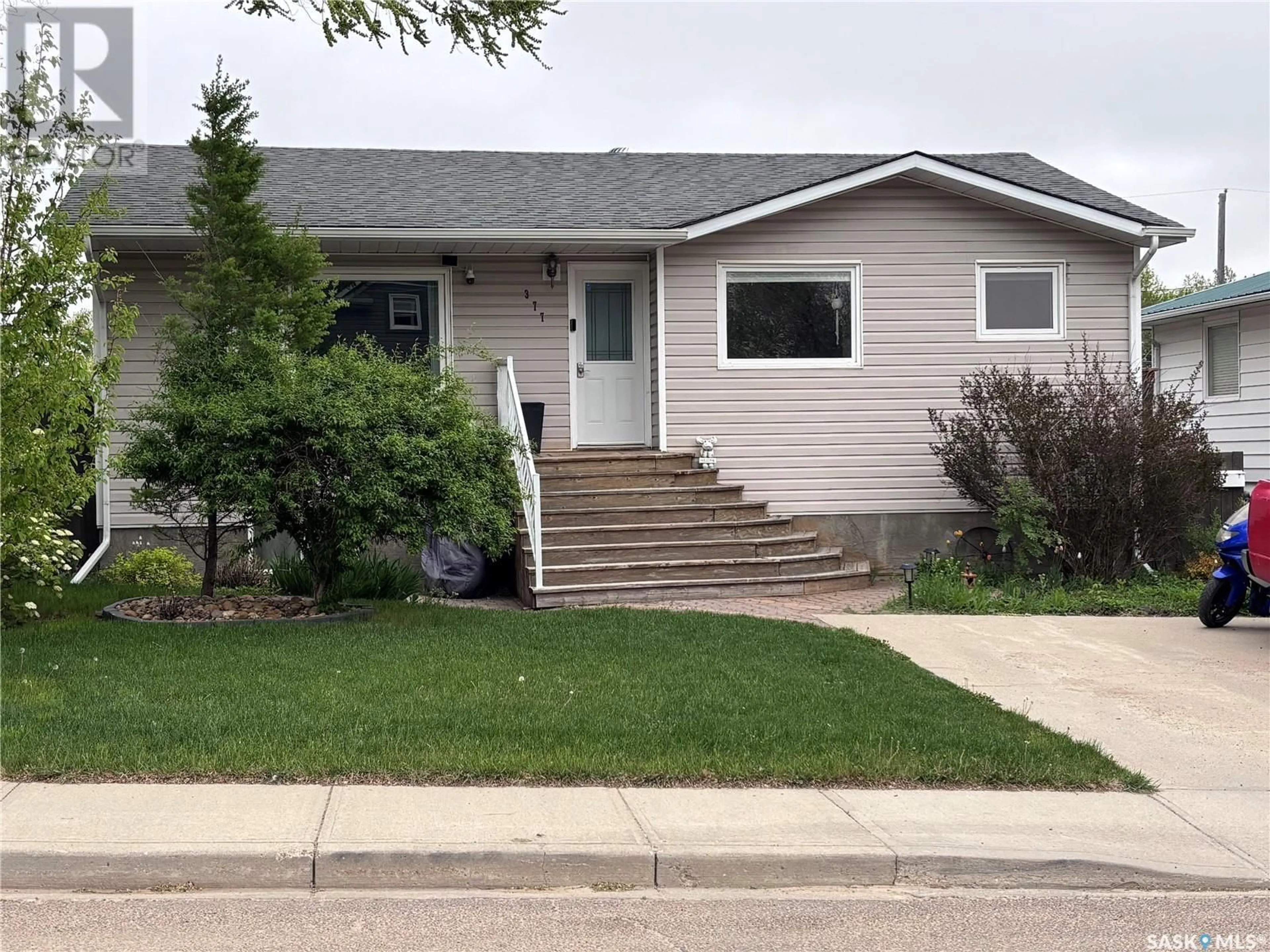 Home with vinyl exterior material, street for 377 8TH AVENUE, Swift Current Saskatchewan S9H0Z9