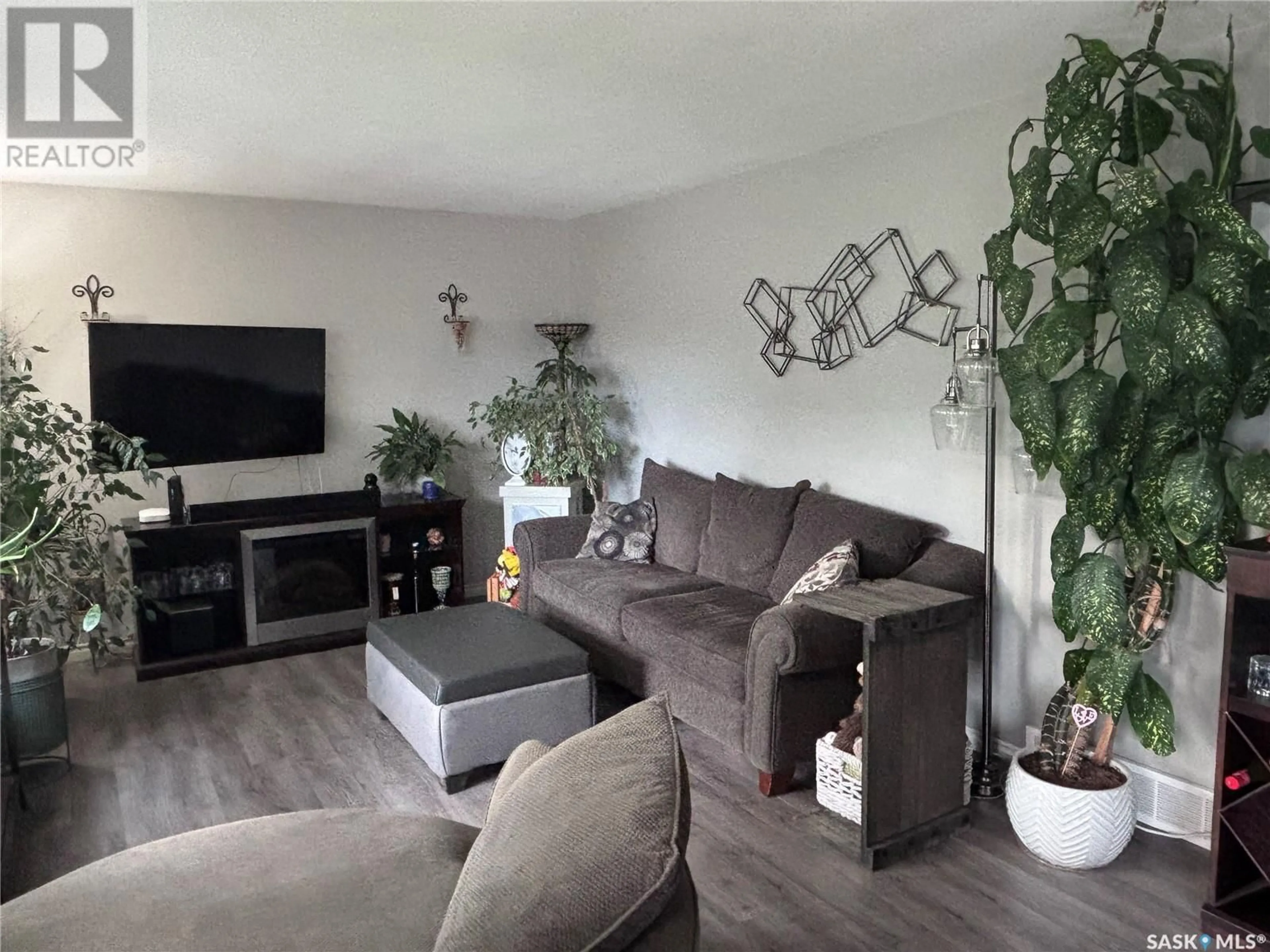 Living room with furniture, unknown for 377 8TH AVENUE, Swift Current Saskatchewan S9H0Z9