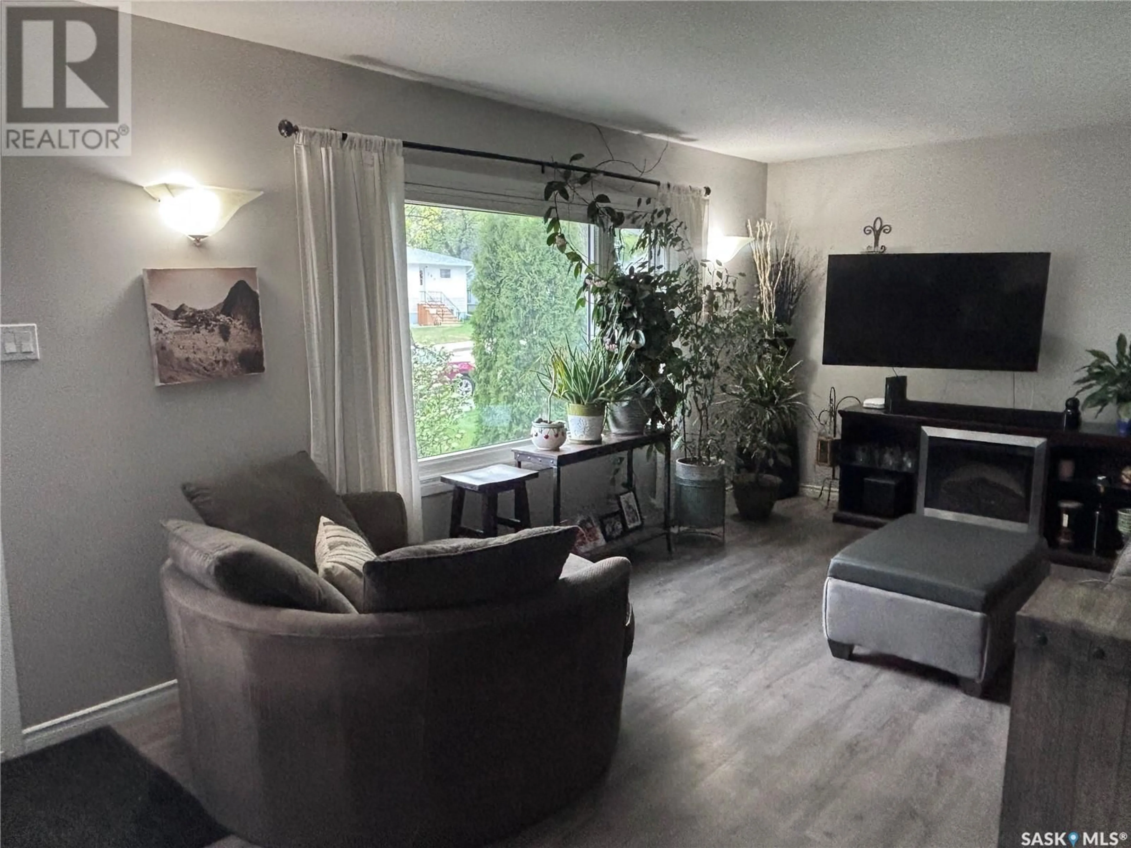 Living room with furniture, unknown for 377 8TH AVENUE, Swift Current Saskatchewan S9H0Z9