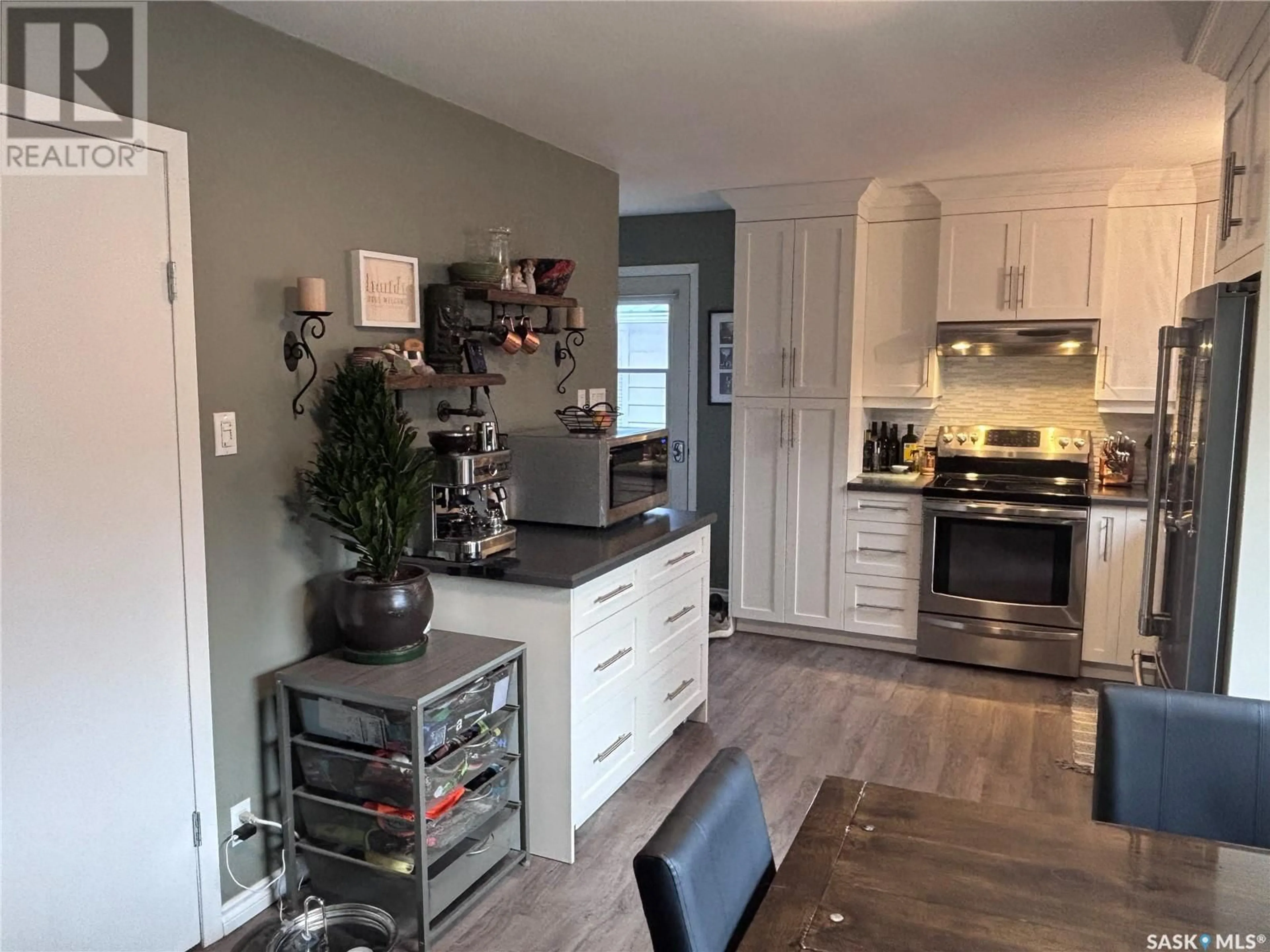 Open concept kitchen, unknown for 377 8TH AVENUE, Swift Current Saskatchewan S9H0Z9