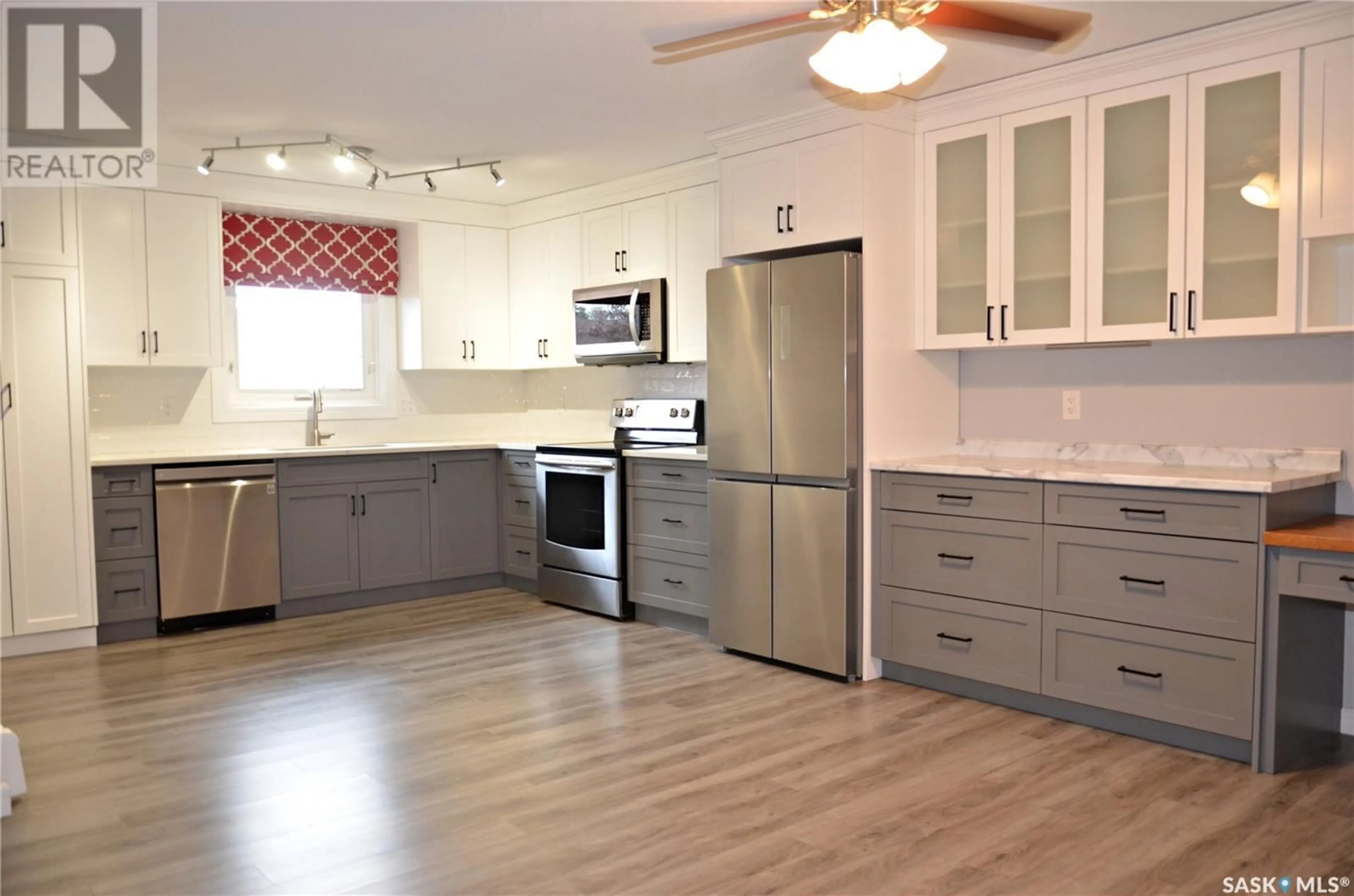 Open concept kitchen, wood/laminate floor for 3130 - 108 LOUISE STREET, Saskatoon Saskatchewan S7J3L8