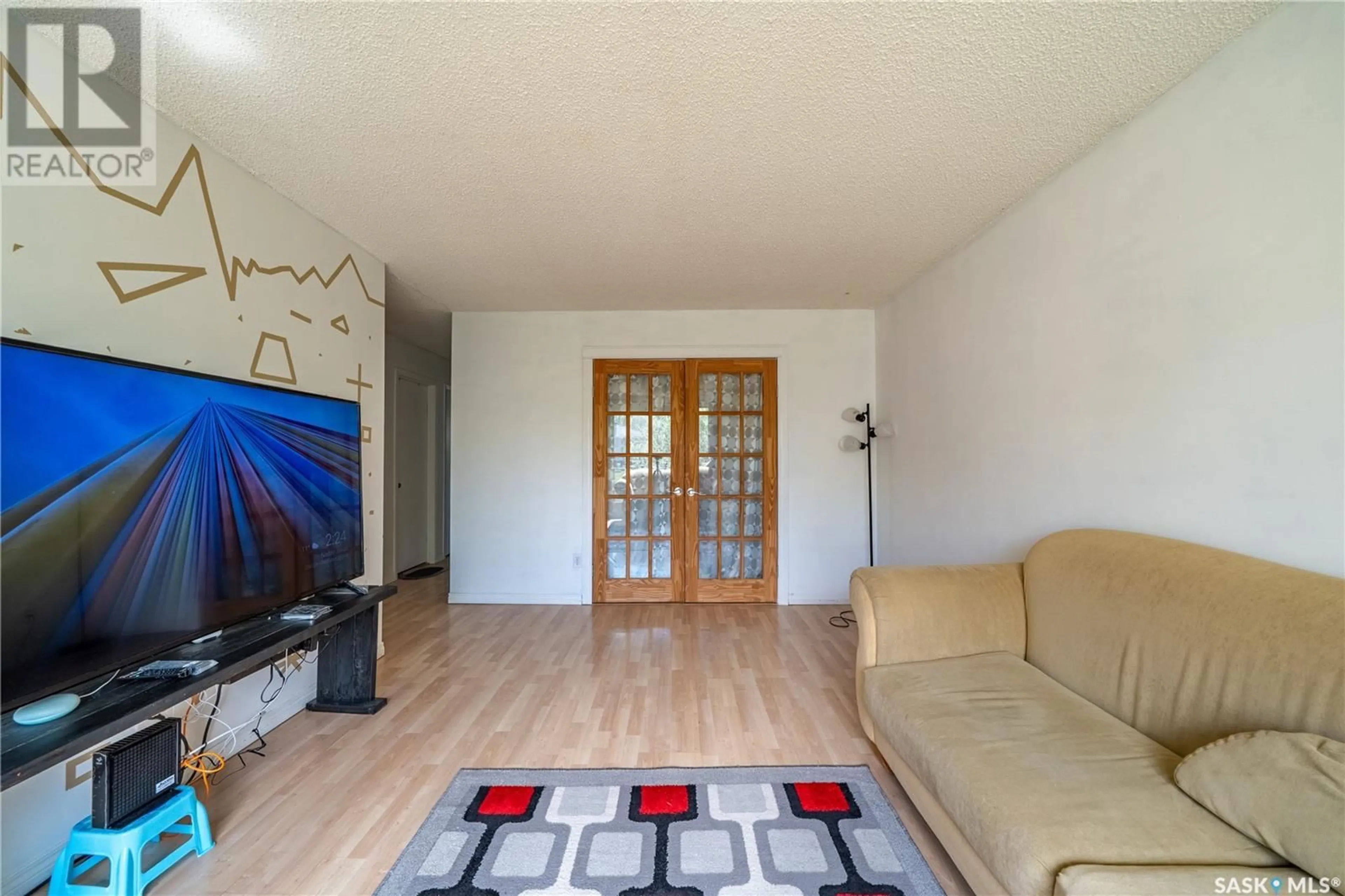 Living room with furniture, wood/laminate floor for 198 THOMSON AVENUE, Regina Saskatchewan S4N5L3