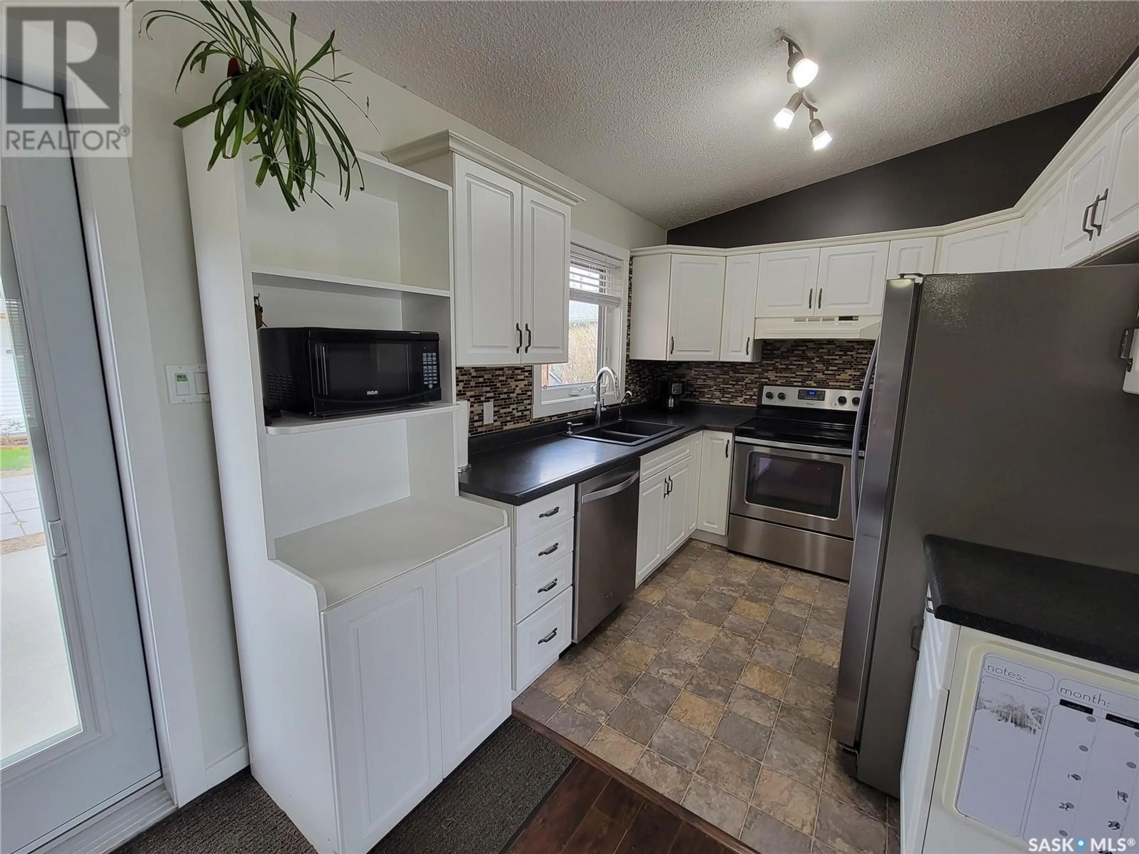 Open concept kitchen, unknown for 272 5TH AVENUE, Unity Saskatchewan S0K4L0