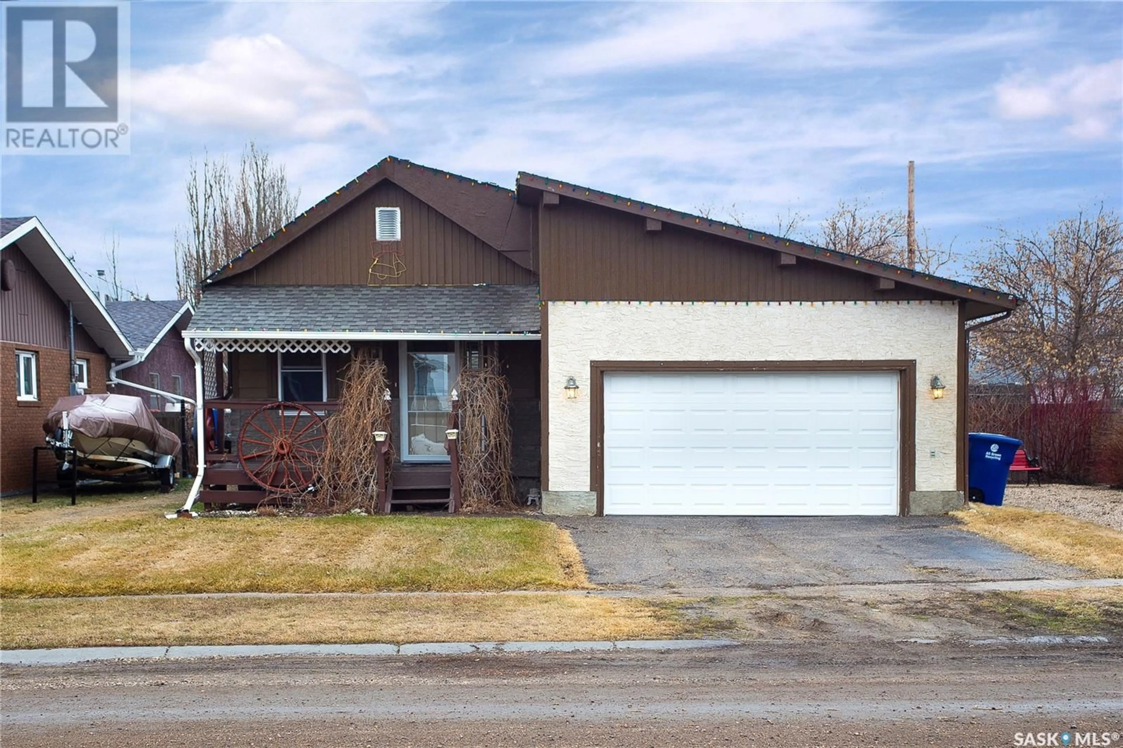 Home with vinyl exterior material, street for 204 5TH AVENUE, Aberdeen Saskatchewan S0K0A0