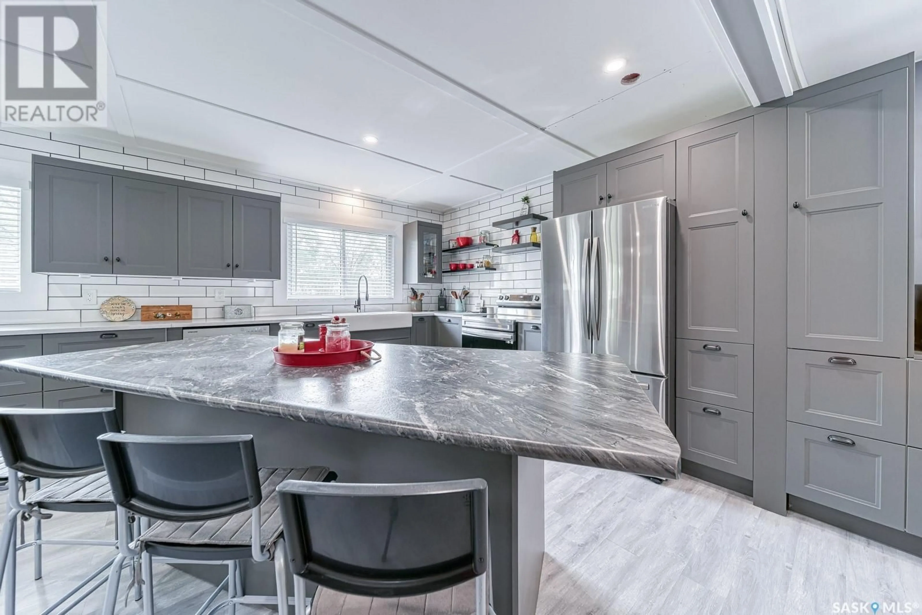 Contemporary kitchen, ceramic/tile floor for 10 BECKETT PLACE, Regina Saskatchewan S4T5X1