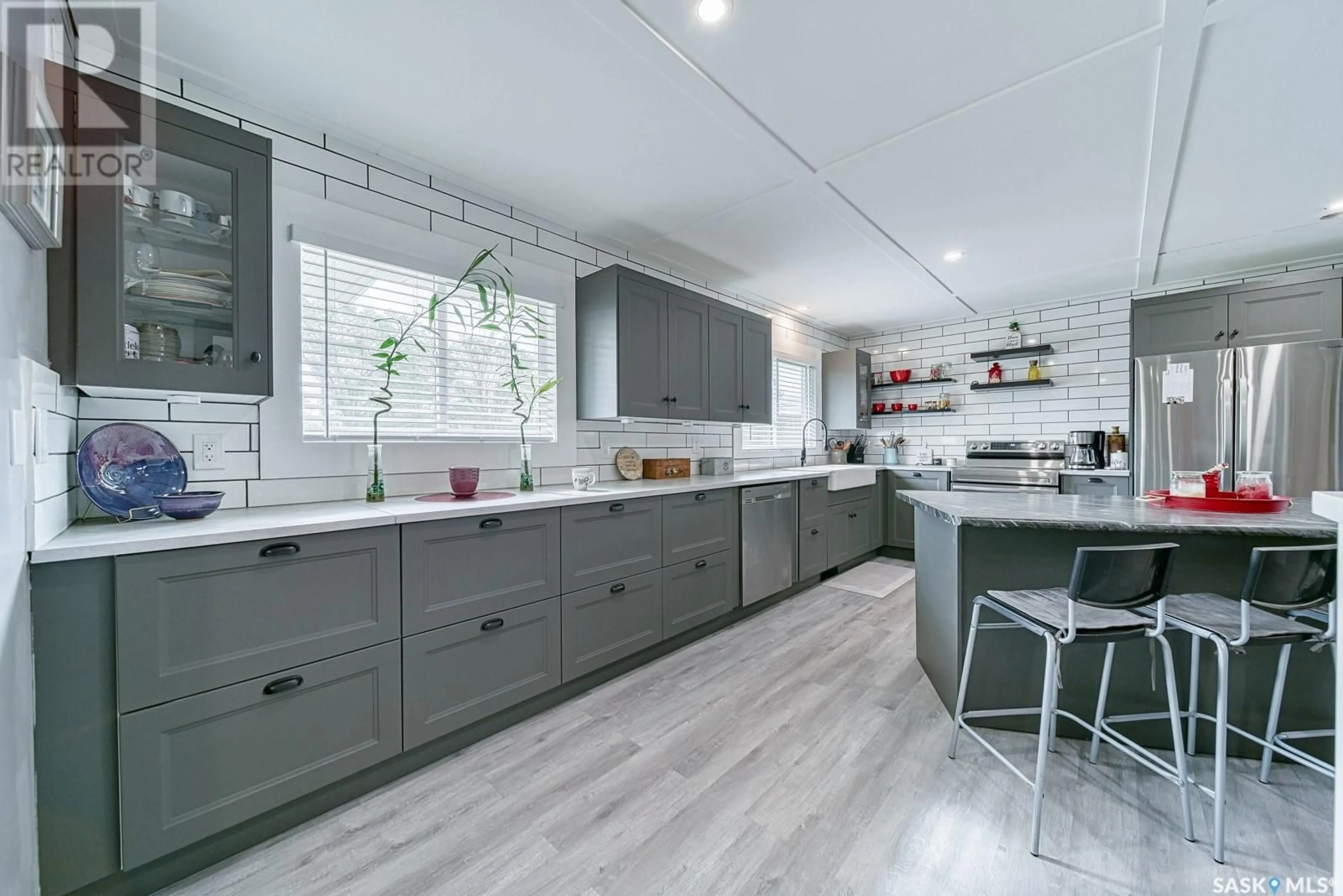 Contemporary kitchen, unknown for 10 BECKETT PLACE, Regina Saskatchewan S4T5X1
