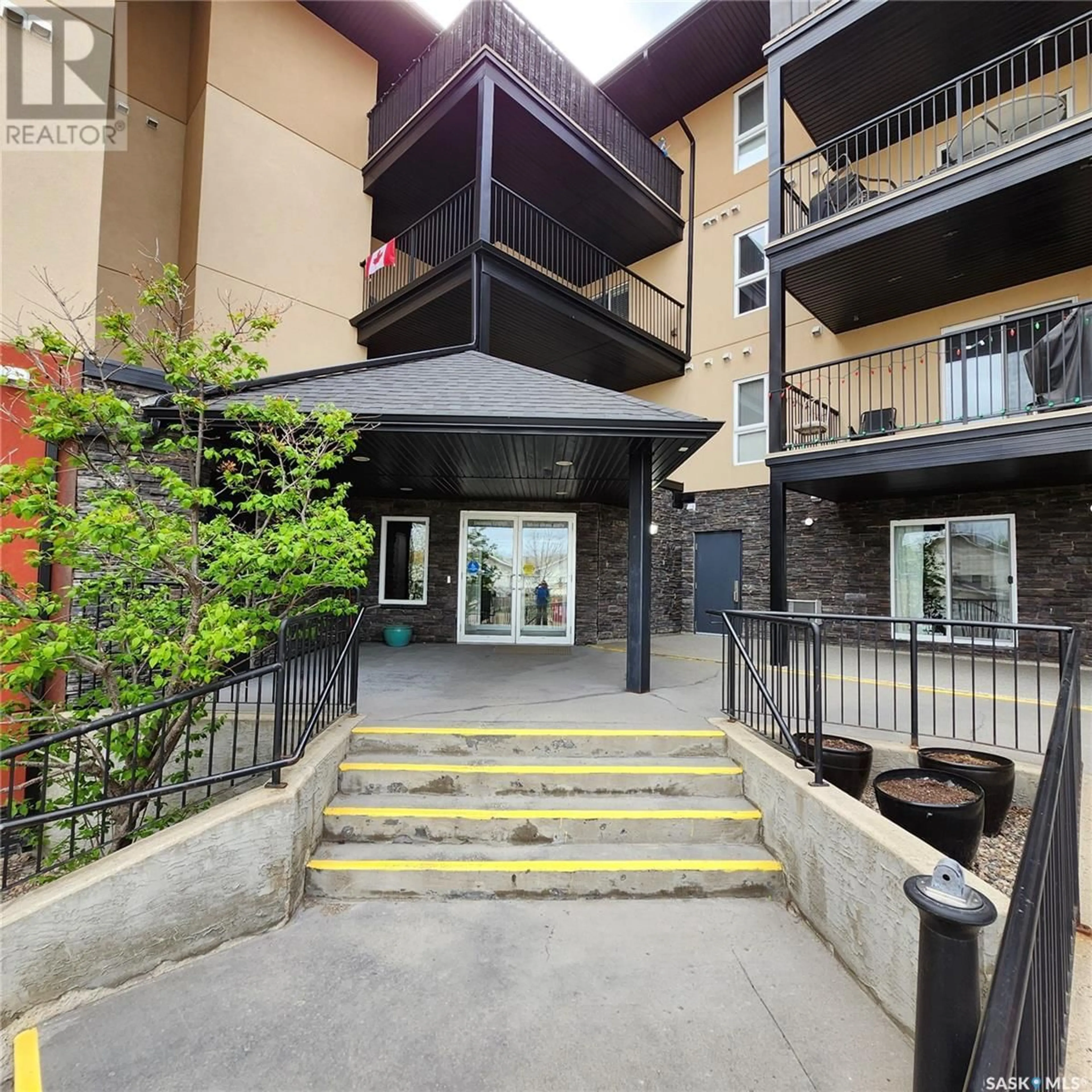 Indoor foyer for 100 - 108 1ST AVENUE, Warman Saskatchewan S0K0A1
