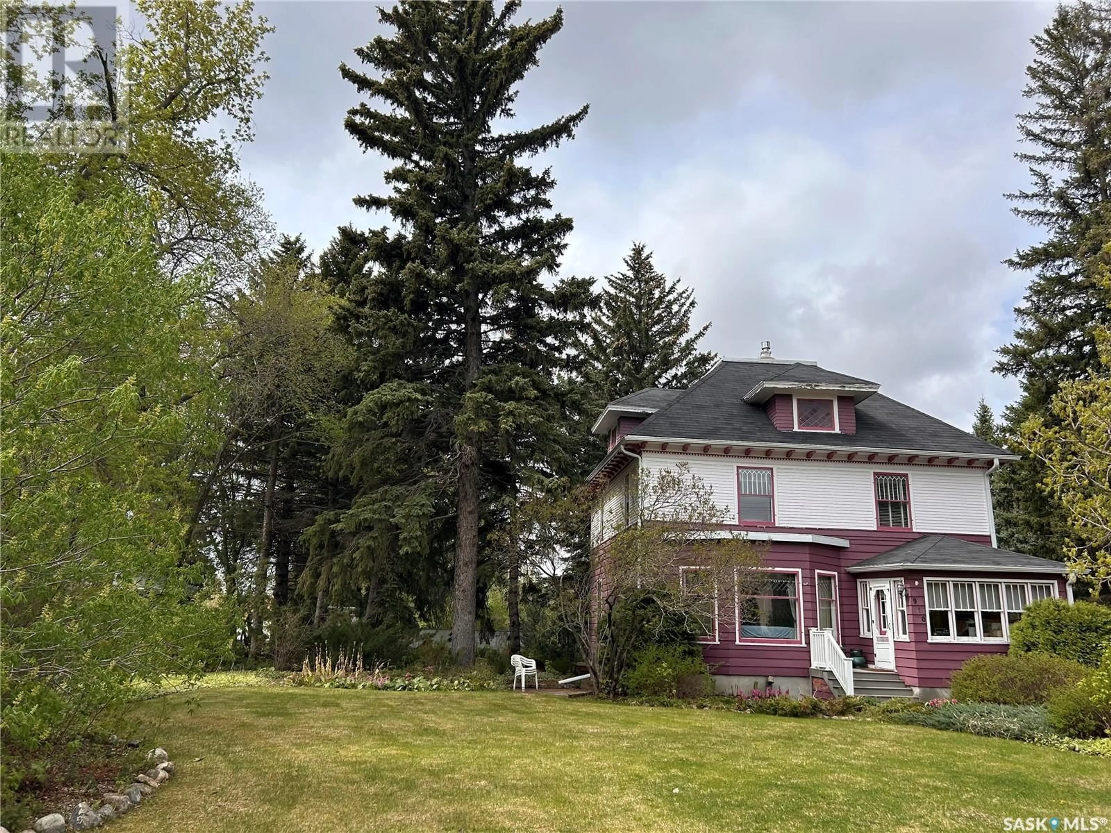 A pic from outside/outdoor area/front of a property/back of a property/a pic from drone, building for 910 BOYLE STREET, Indian Head Saskatchewan S0G2K0
