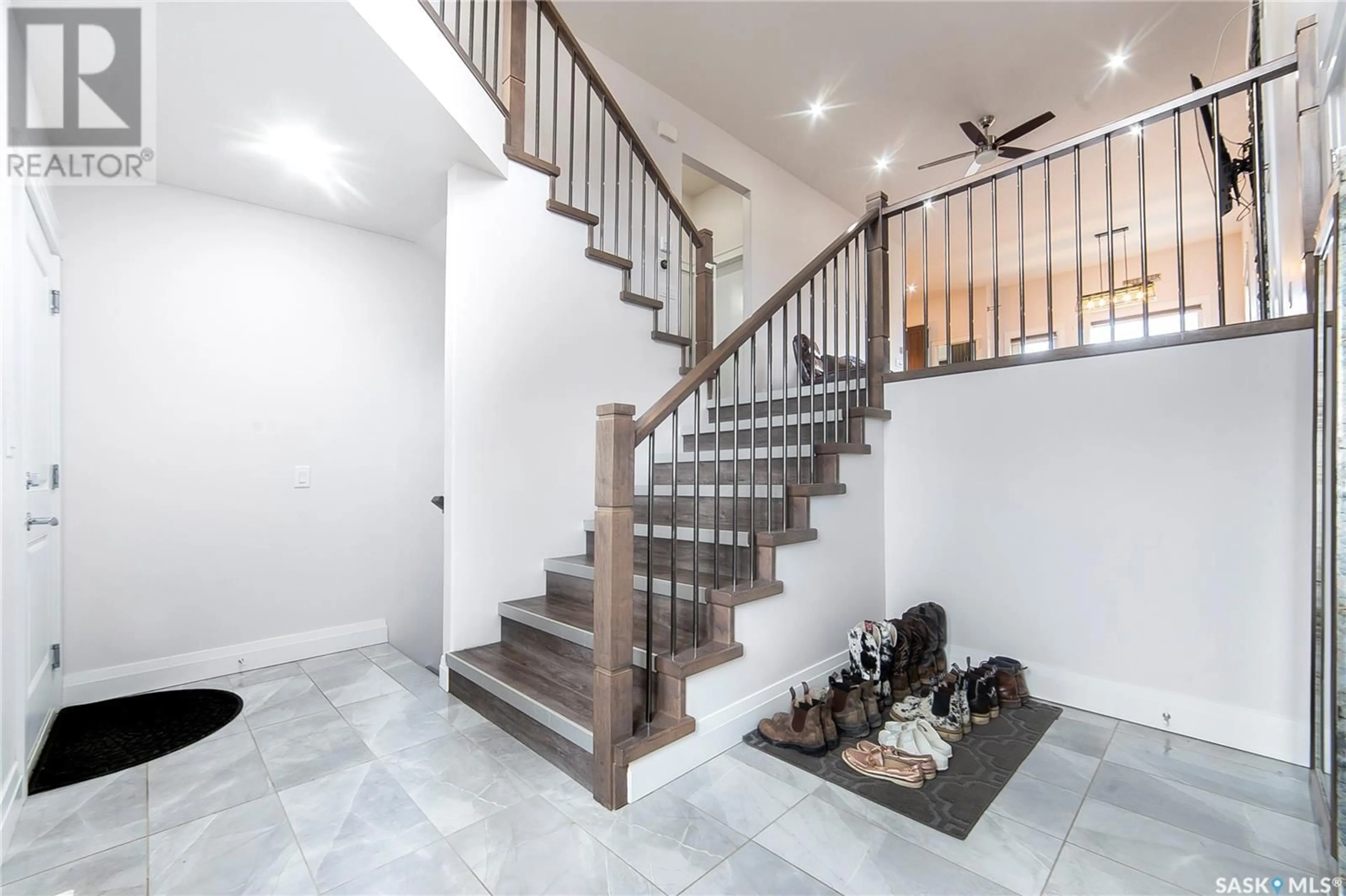 Stairs for 663 KENASCHUK CRESCENT, Saskatoon Saskatchewan S7W0Y4