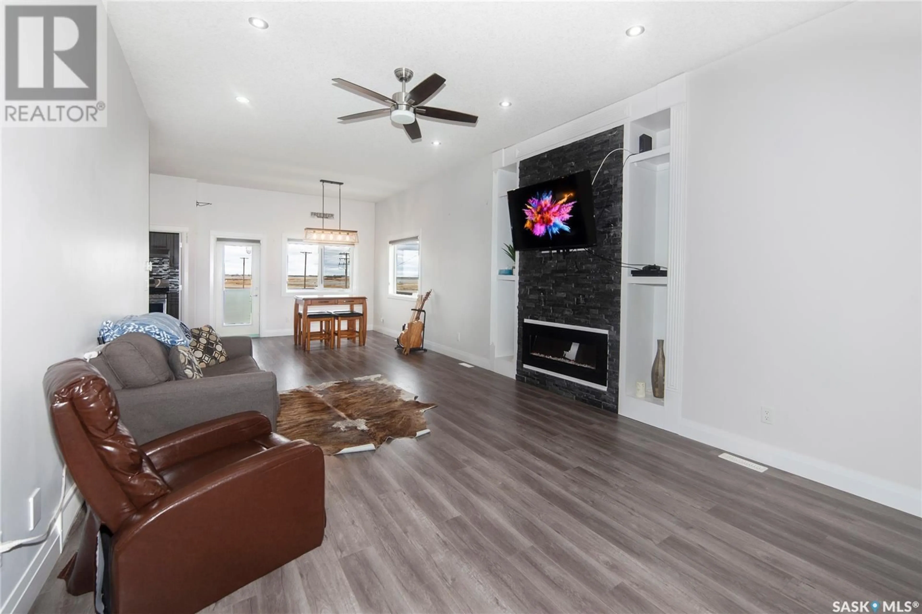 Living room with furniture, unknown for 663 KENASCHUK CRESCENT, Saskatoon Saskatchewan S7W0Y4