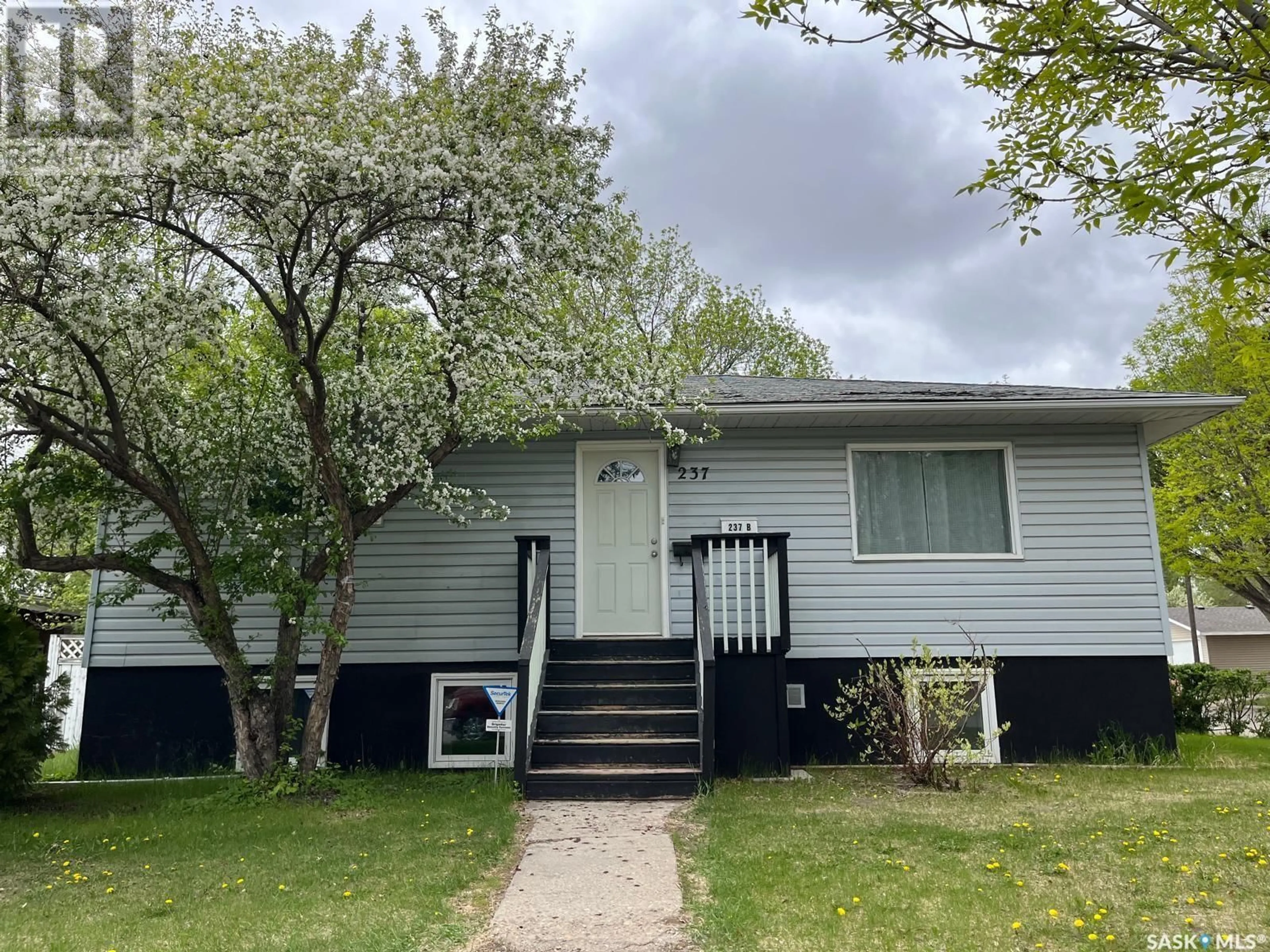 Home with vinyl exterior material, street for 237 WITNEY AVENUE, Saskatoon Saskatchewan S7L3M2