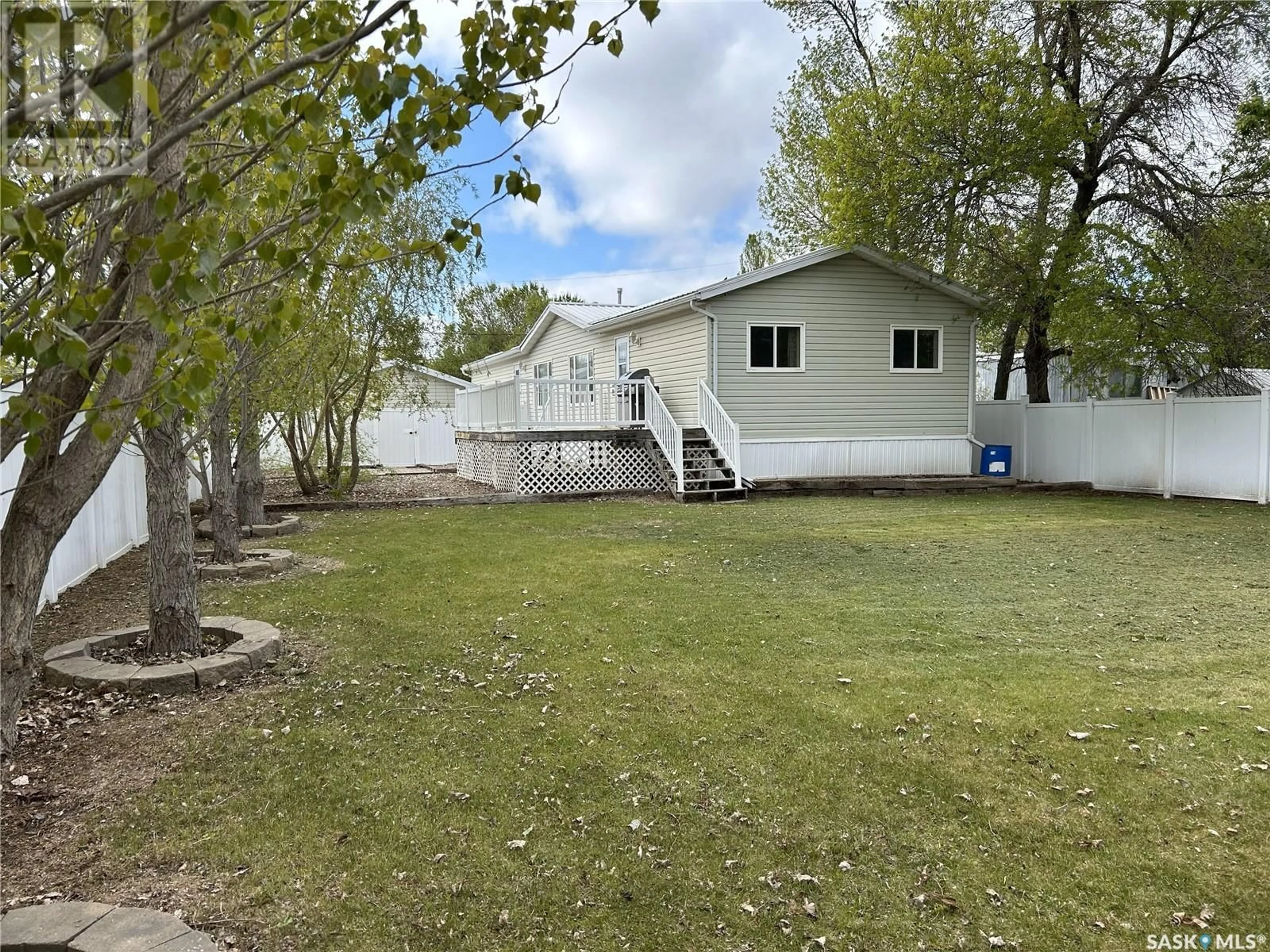 A pic from outside/outdoor area/front of a property/back of a property/a pic from drone, water/lake/river/ocean view for 607 BEHARREL STREET, Oxbow Saskatchewan S0C2B0