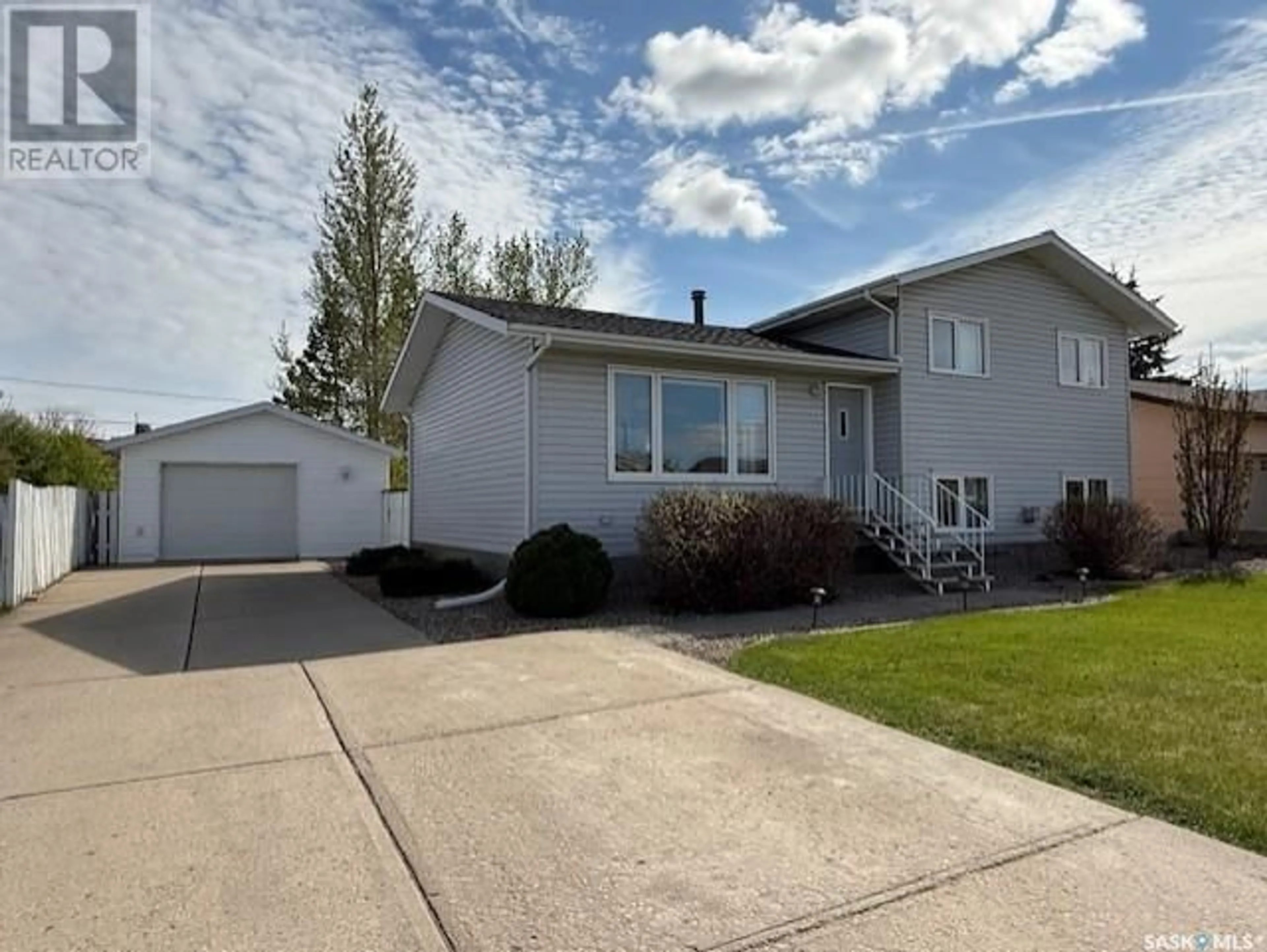 Home with vinyl exterior material, street for 11 QUEBEC DRIVE, Melville Saskatchewan S0A2P0