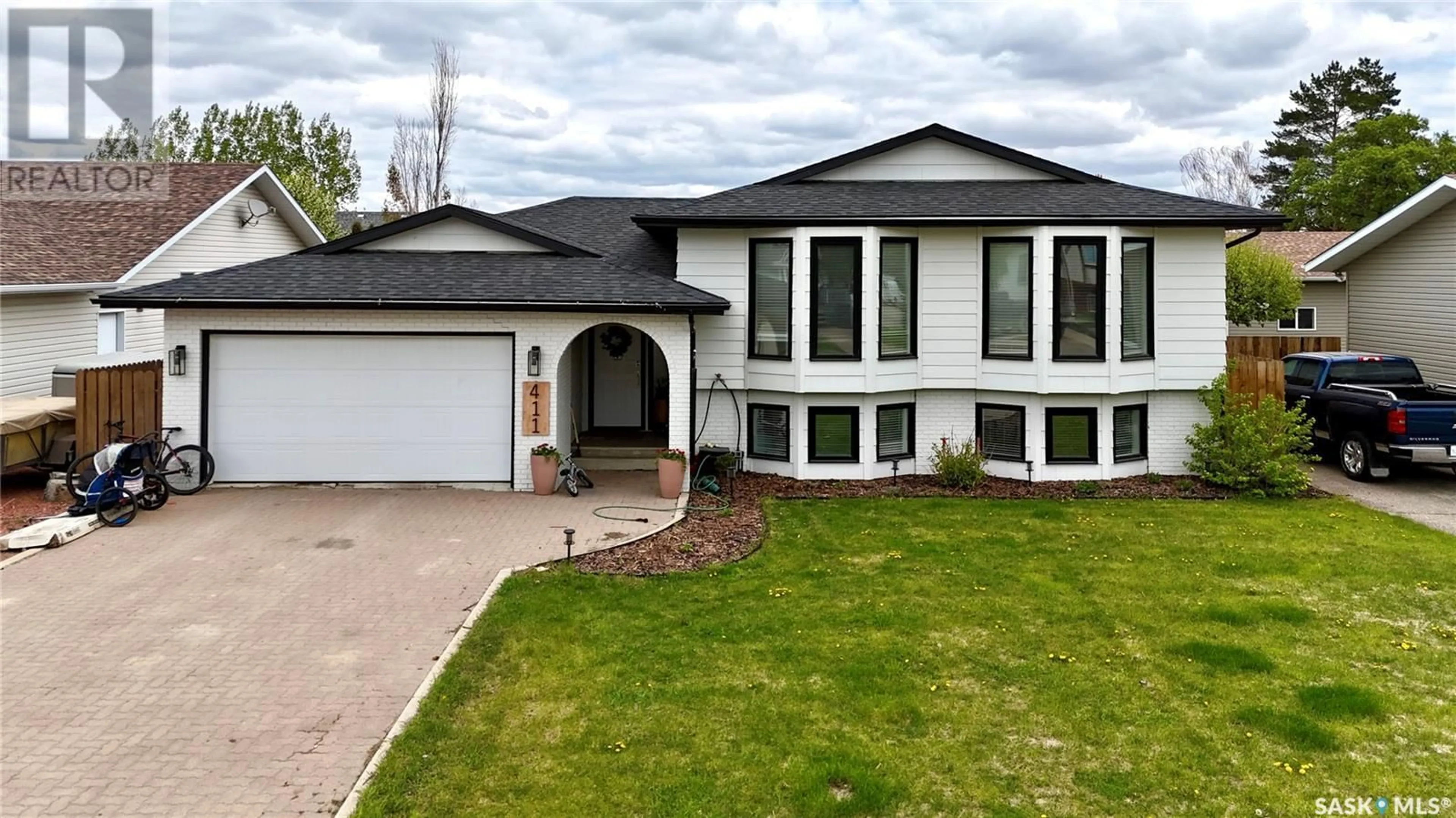 Home with vinyl exterior material, street for 411 MCGILLIVRAY STREET, Outlook Saskatchewan S0L2N0