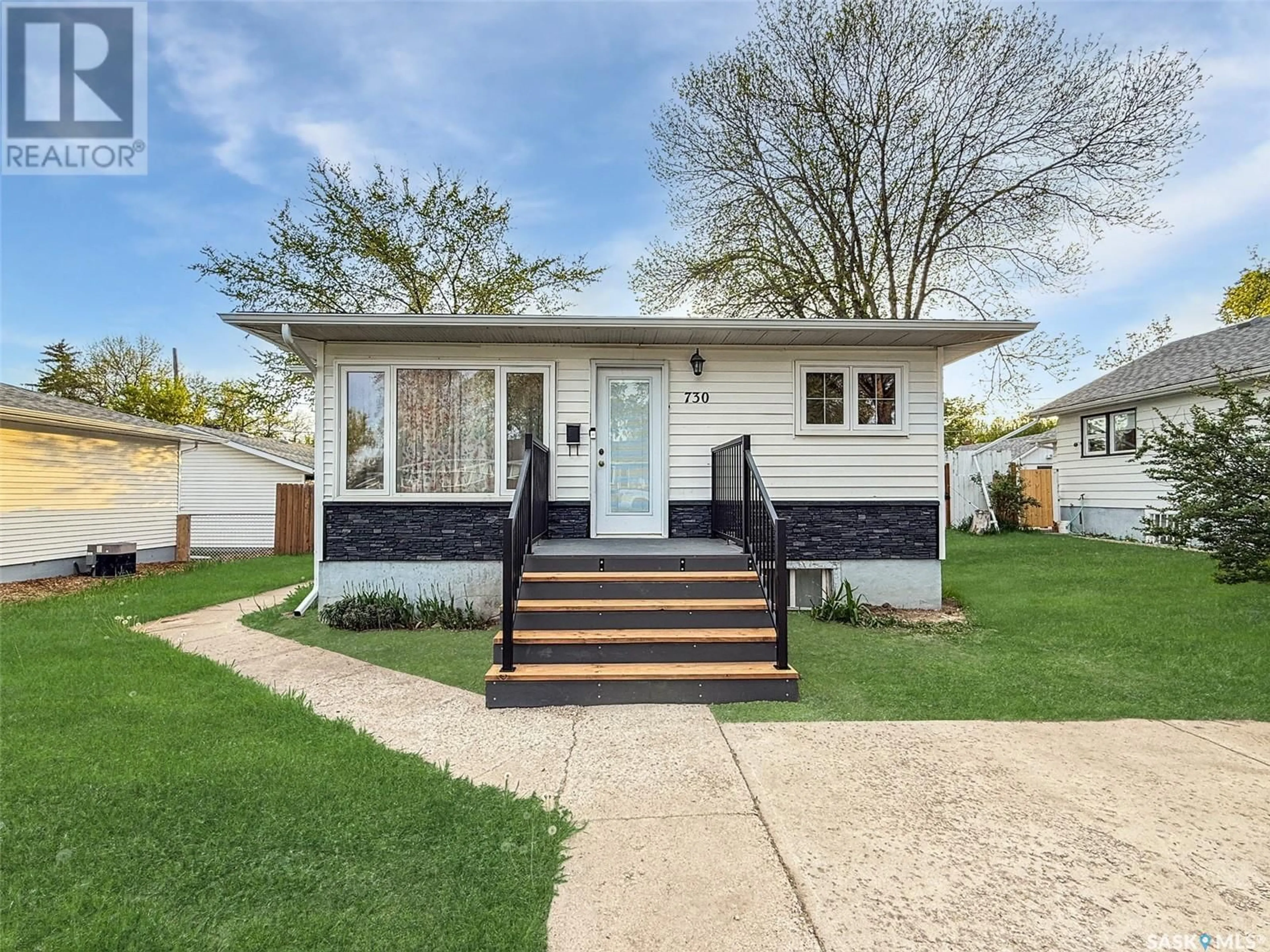 Home with vinyl exterior material, street for 730 5TH AVENUE, Swift Current Saskatchewan S9H2L4