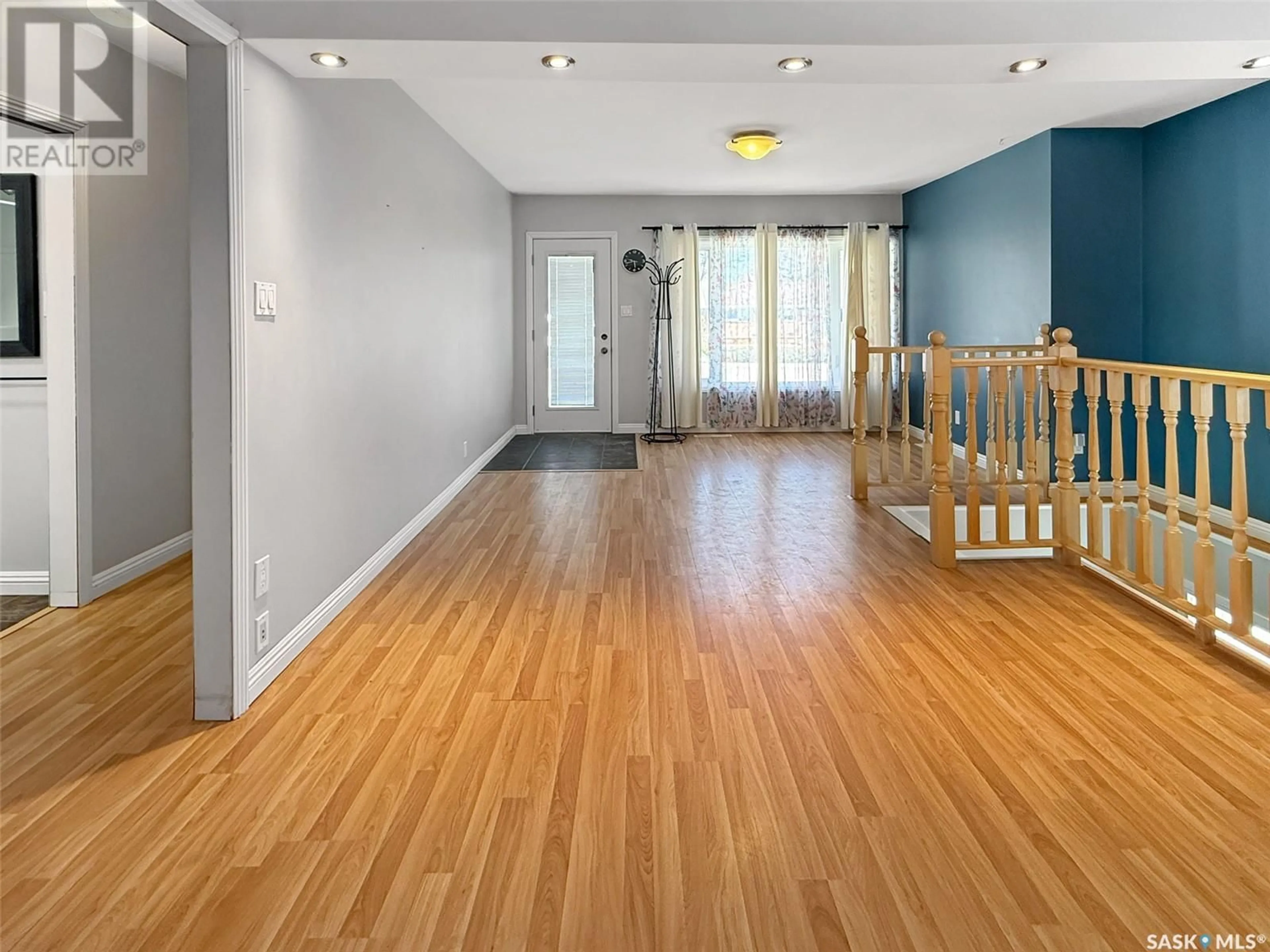 Indoor foyer for 730 5TH AVENUE, Swift Current Saskatchewan S9H2L4