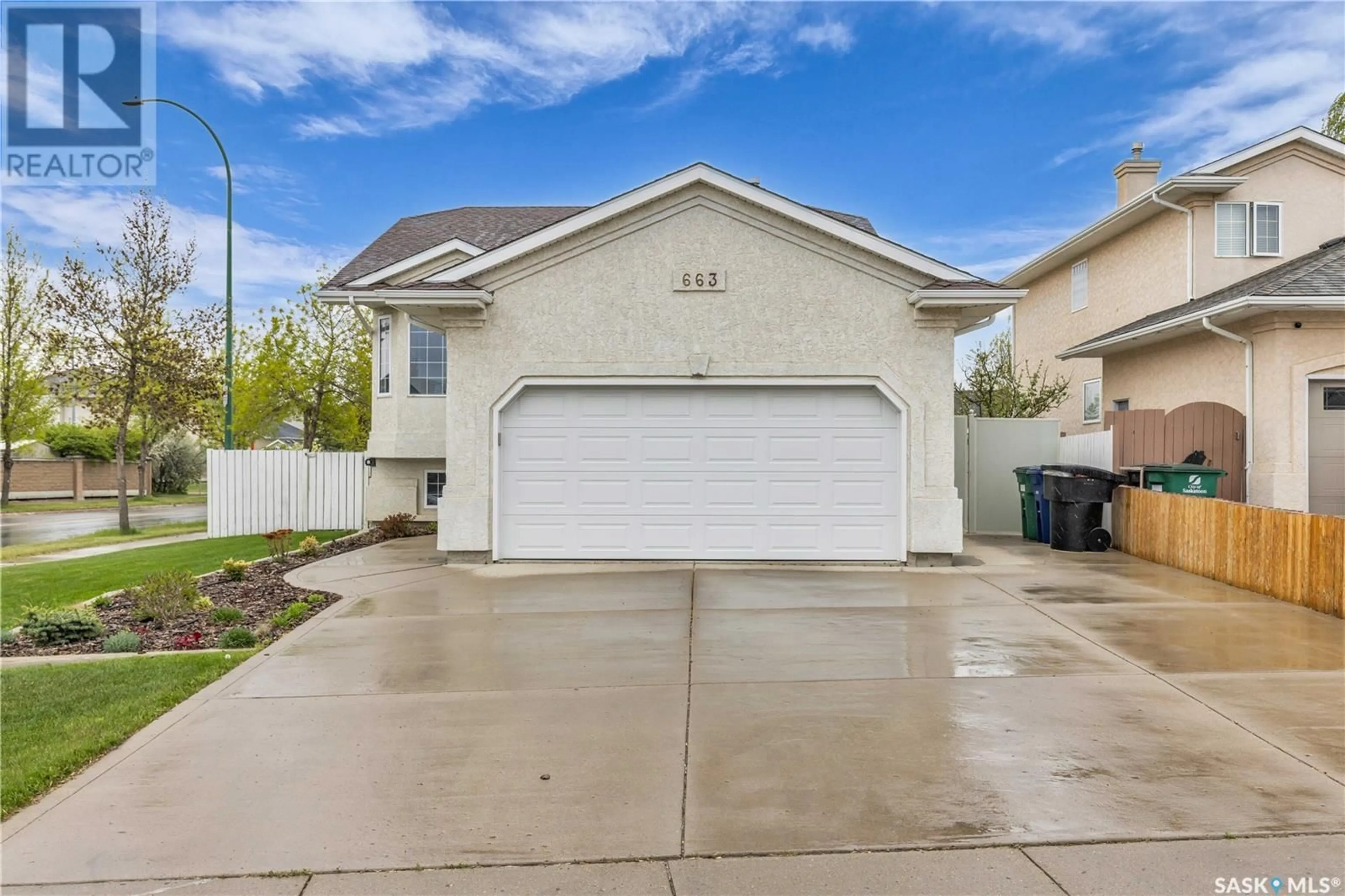 Indoor garage for 663 BRIARVALE TERRACE, Saskatoon Saskatchewan S7V1B9