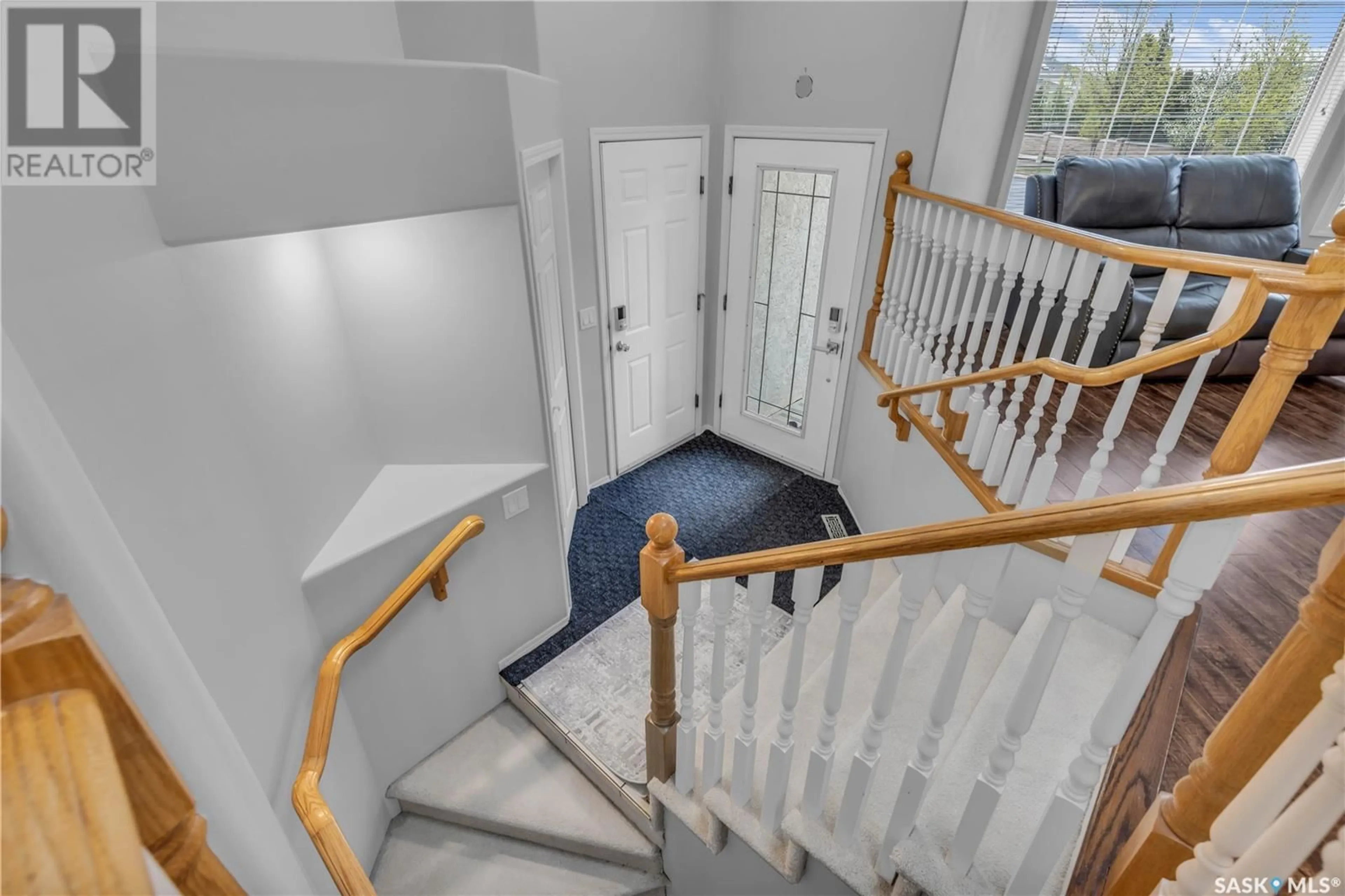 Stairs for 663 BRIARVALE TERRACE, Saskatoon Saskatchewan S7V1B9