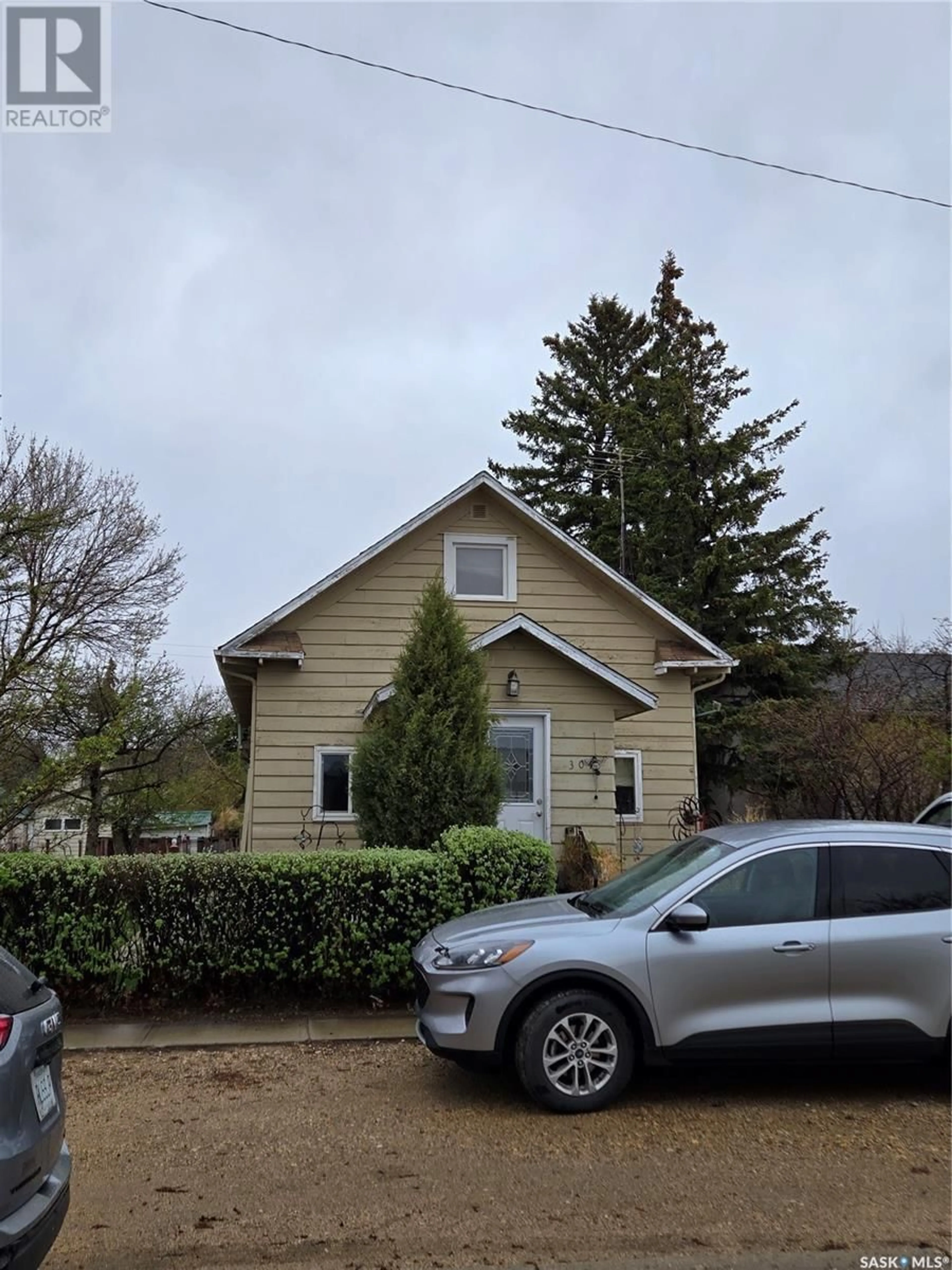 A pic from outside/outdoor area/front of a property/back of a property/a pic from drone, street for 304 2ND AVE, Avonlea Saskatchewan S0H0C0